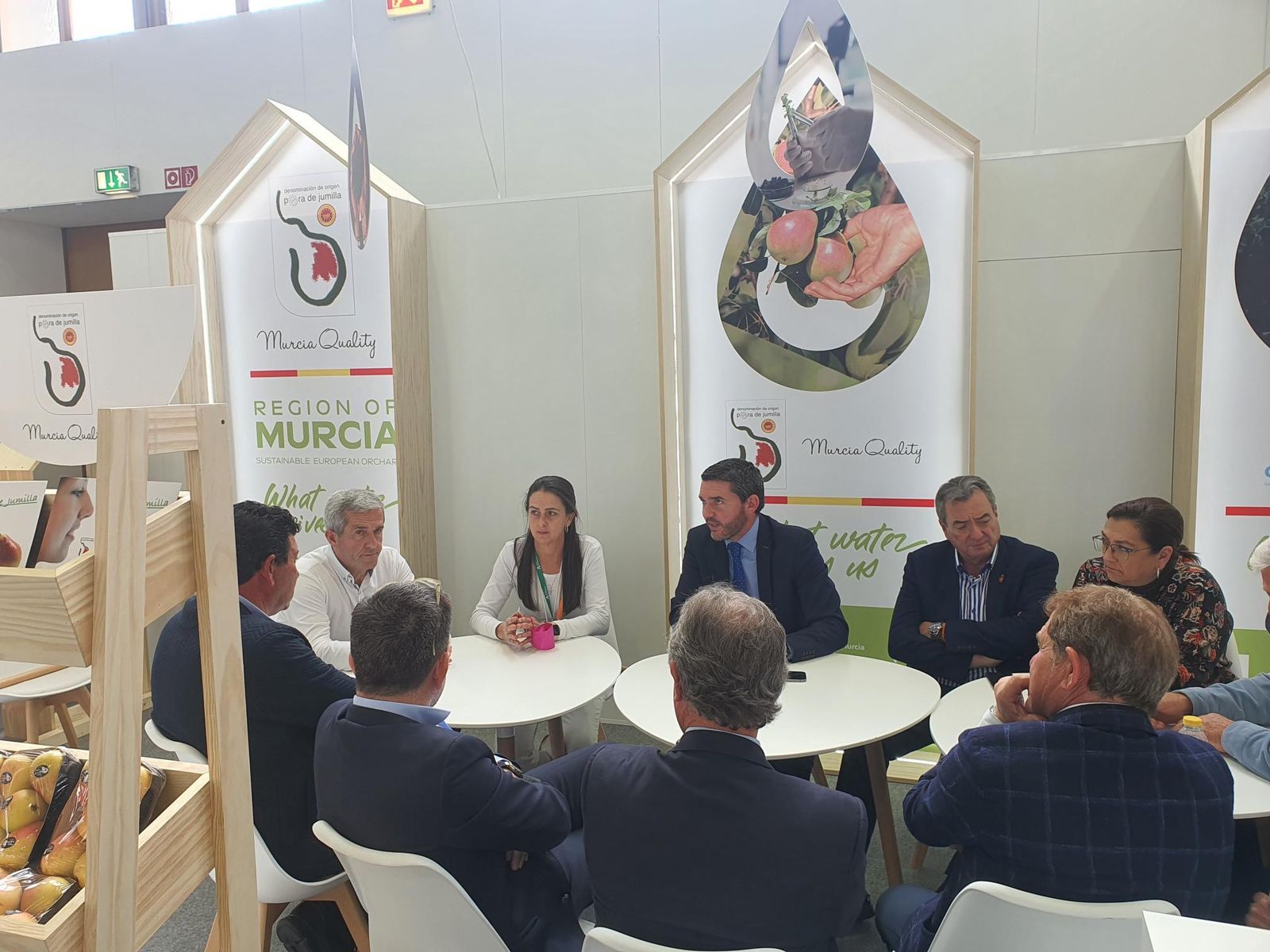 Aránzazu Martín, junto a Antonio Luengo, en la reunión mantenida con los regantes.