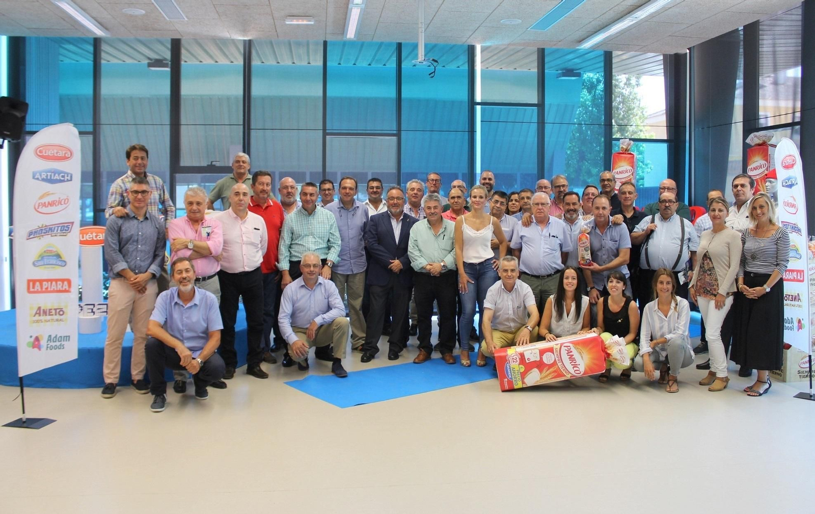 Empleados de la empresa en las instalaciones de Alhaurín de la Torre.