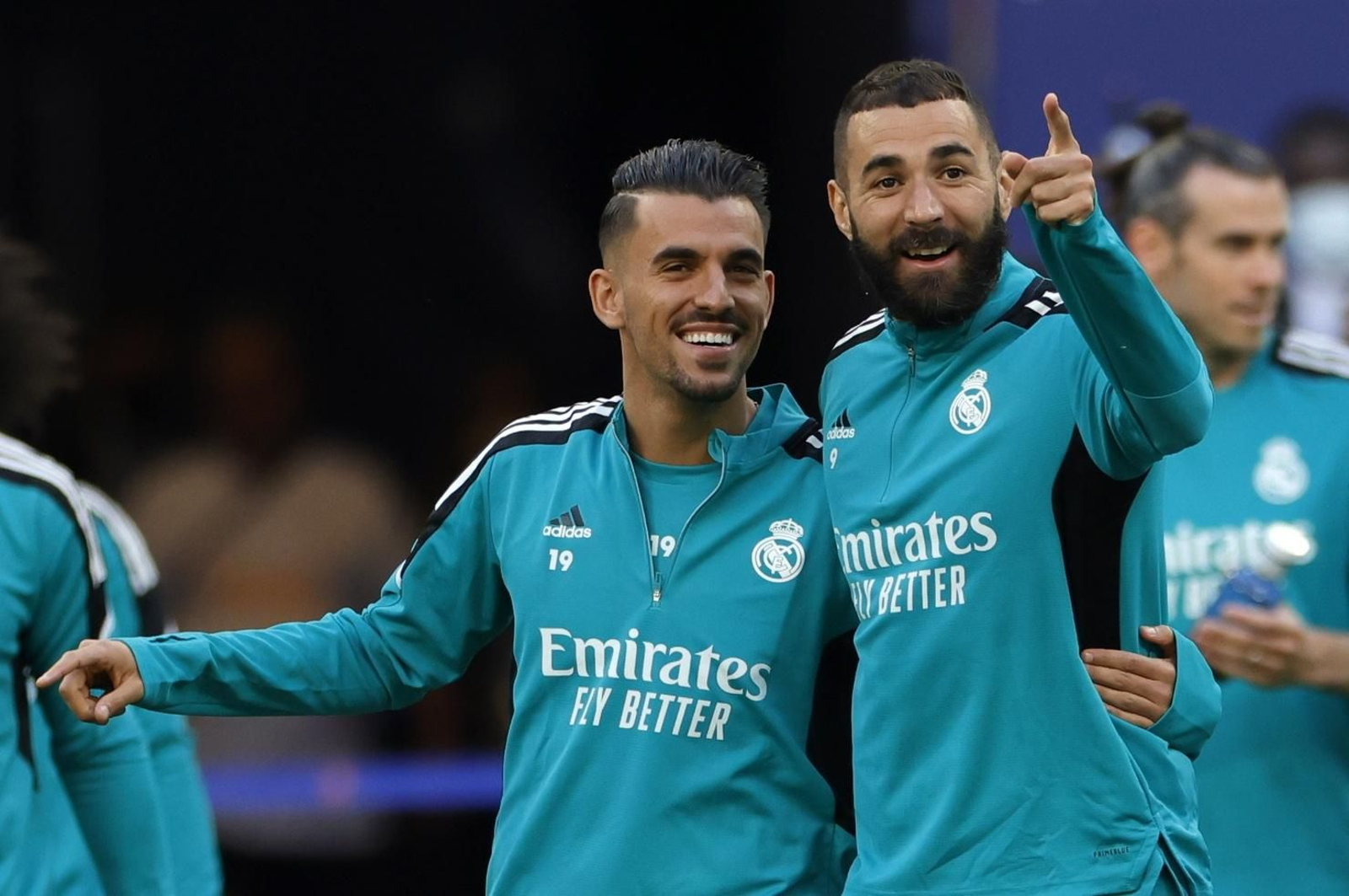 Dani Ceballos junto a Benzema.