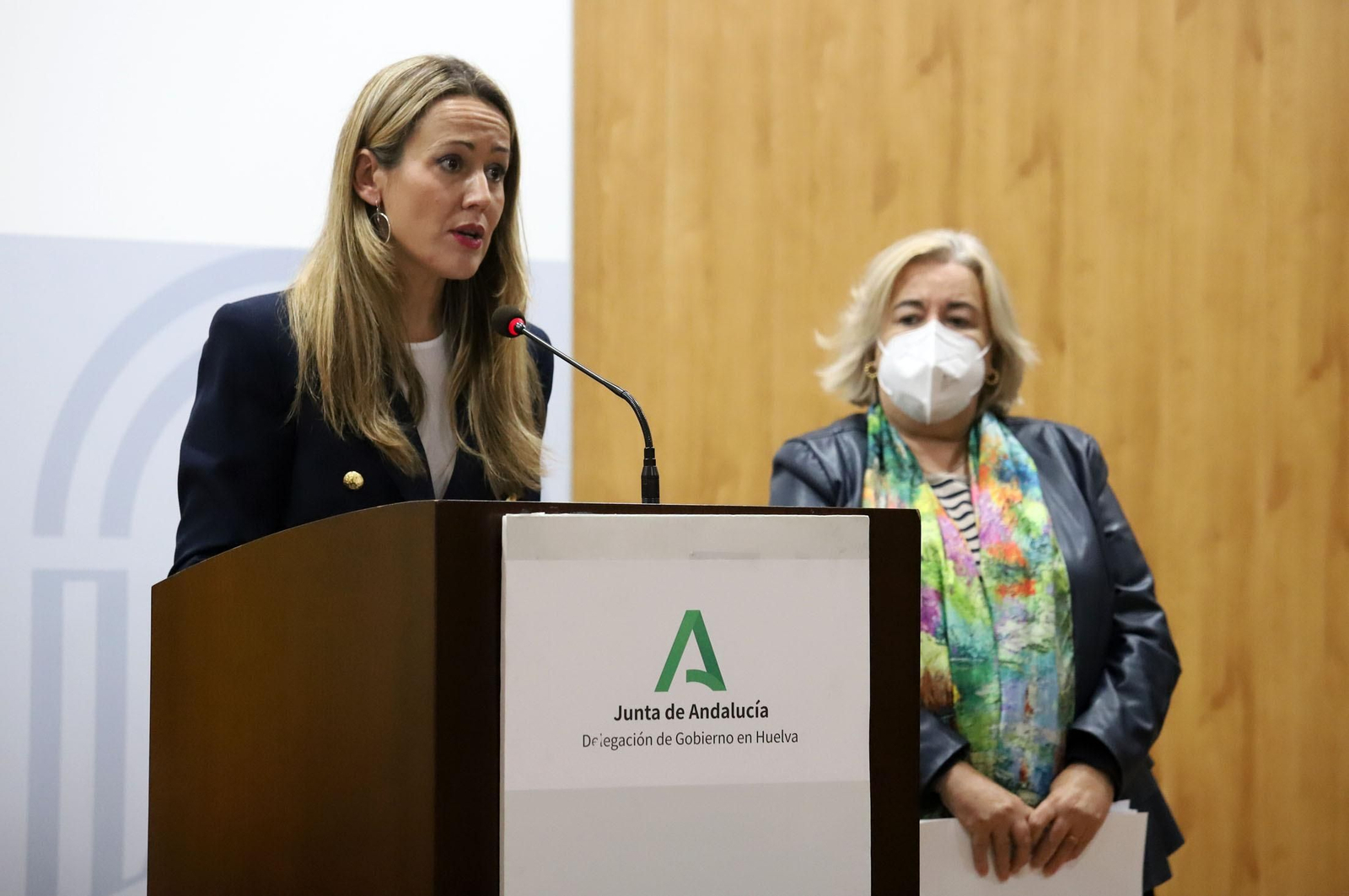 La delegada del Gobierno andaluz, Bella Verano, y la delegada de Salud, Manuela Caro.