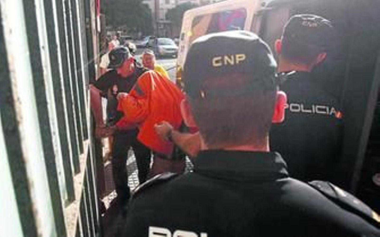 Agentes de la Policía Nacional introducen ayer en los juzgados de San José a uno de los detenidos por el presunto amaño de subastas.