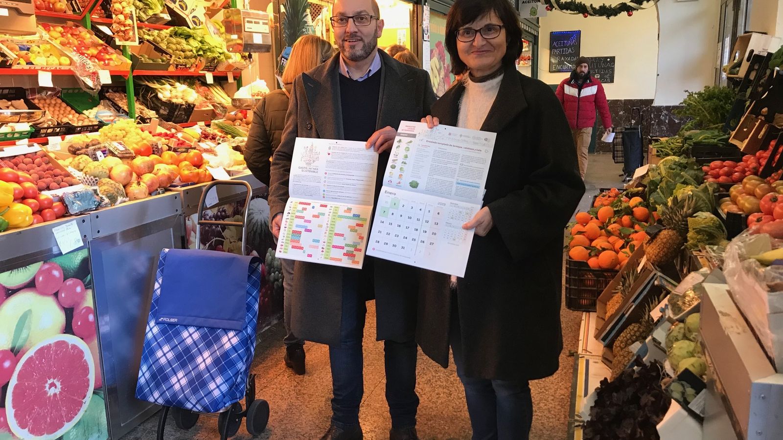 David Luque y Amparo Pernichi con el calendario.