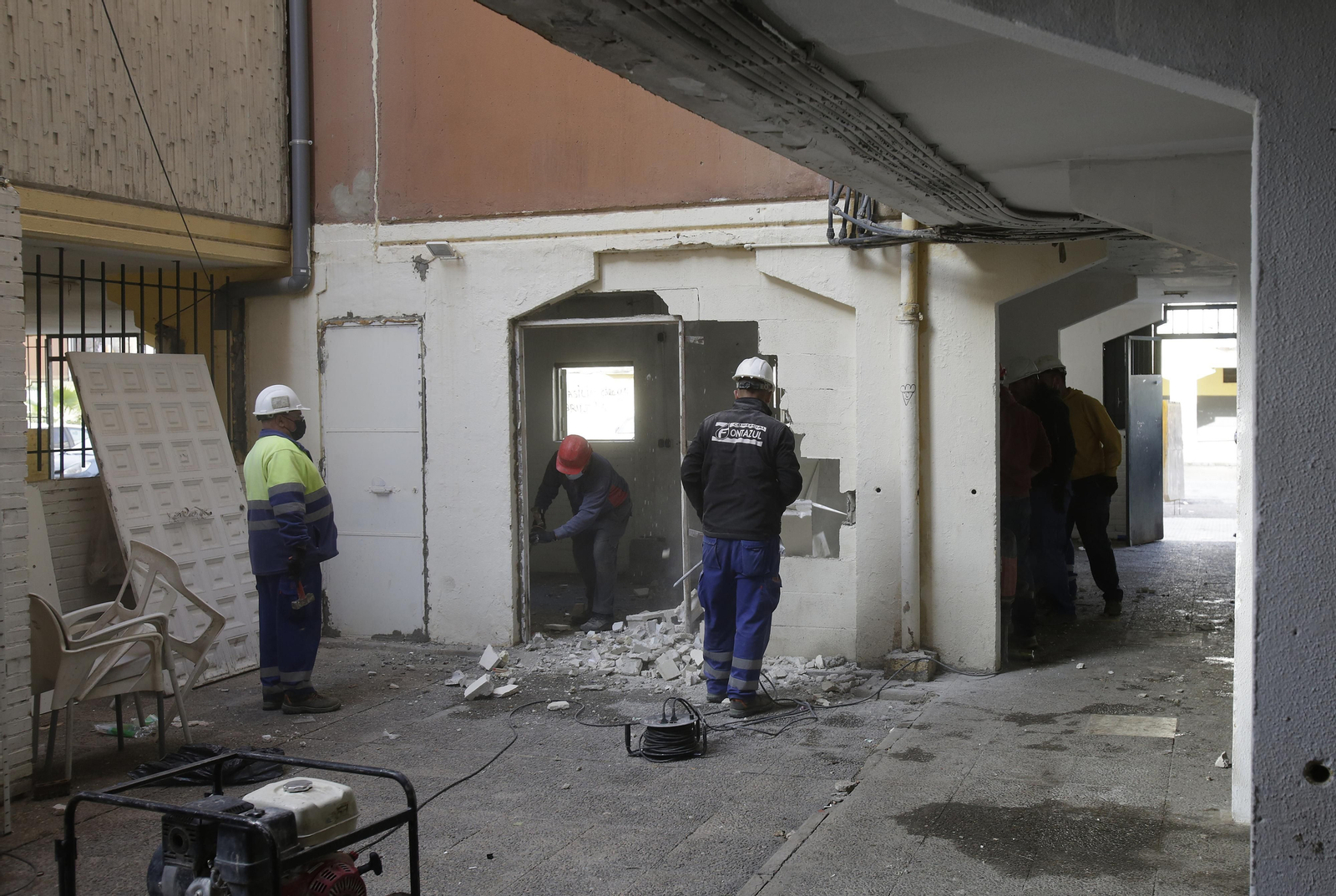 Demolición de muros y patios ilegales en las tres mil viviendas