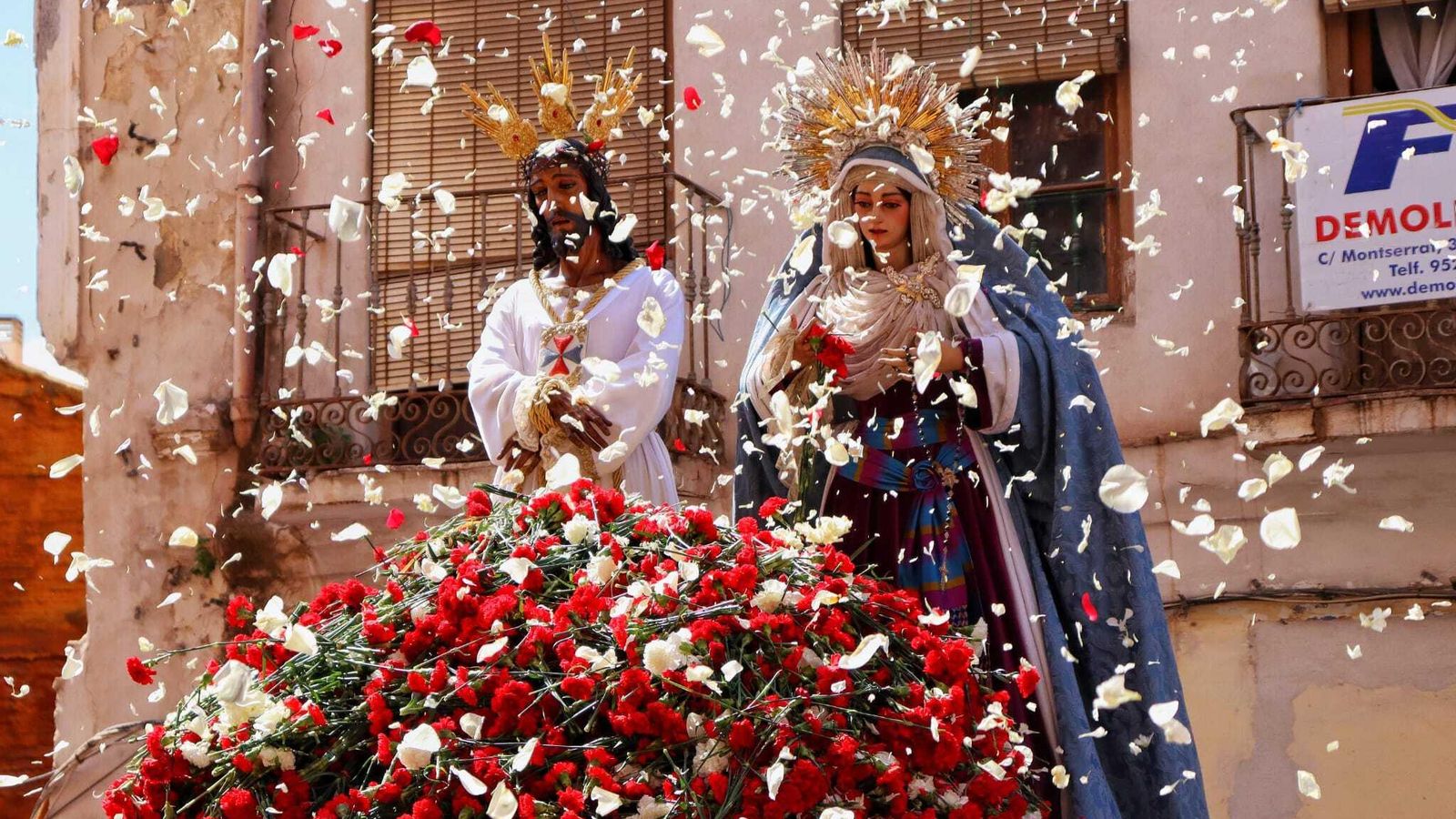 Petalada ante la Soledad de San Pablo.