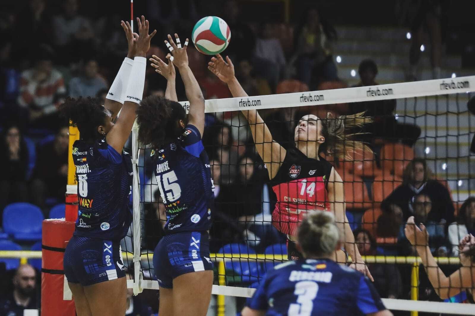 Magui Frías y Louise Sansó cierran un bloqueo en un ataque del Sant Cugat.