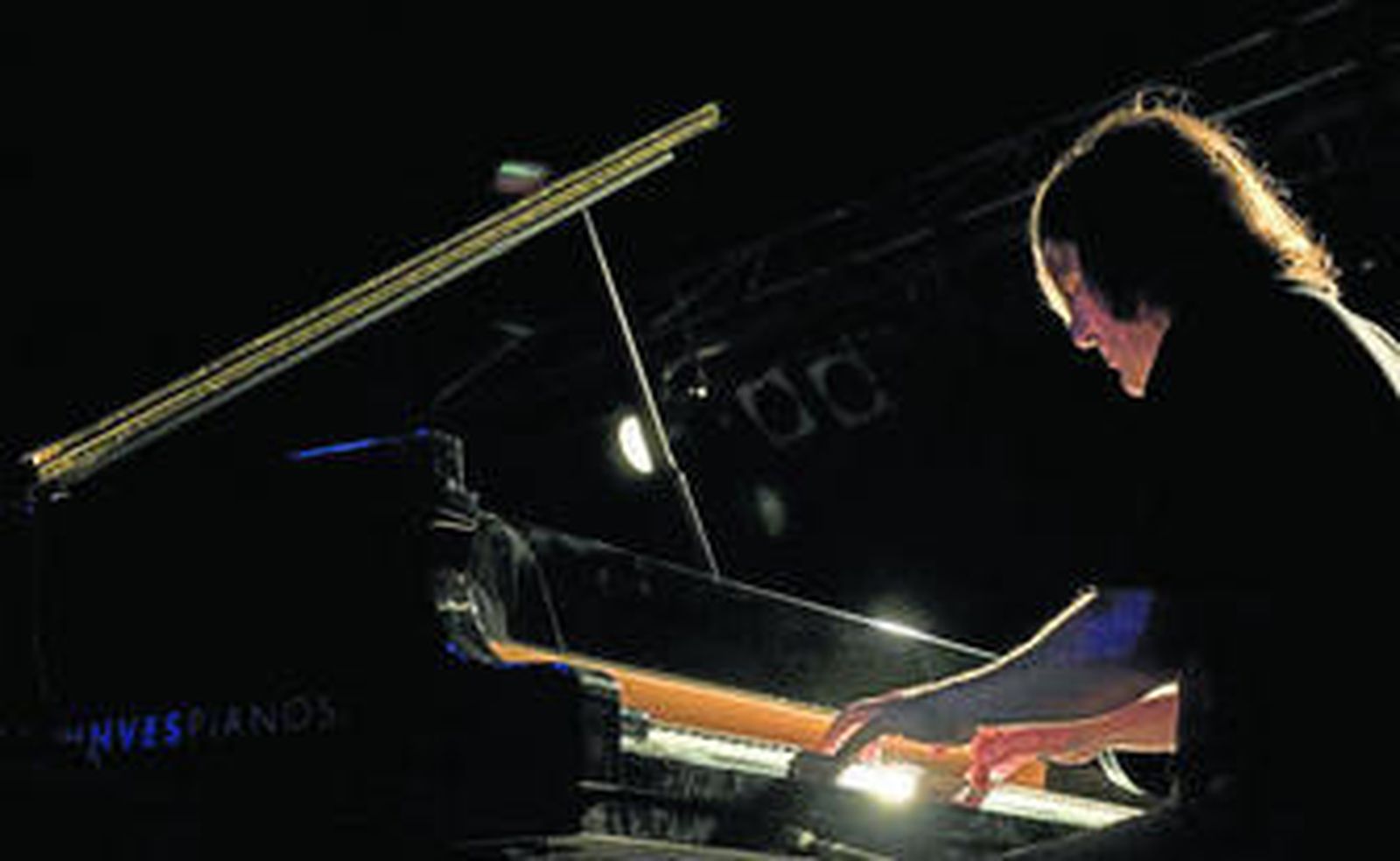 Tres momentos del espectáculo celebrado en la noche del pasado viernes.