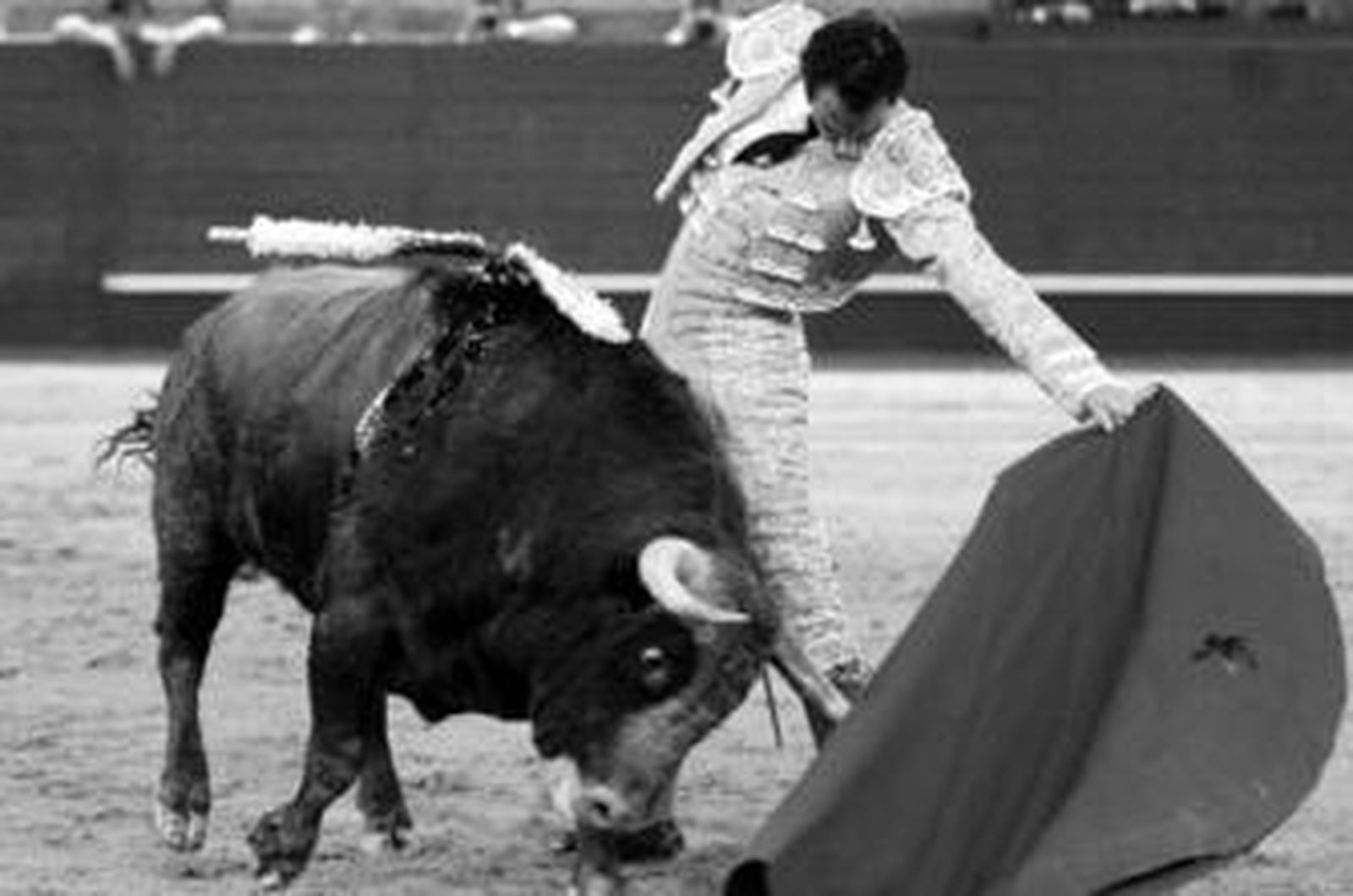 El diestro sevillano Salvador Cortés, en un natural a su segundo toro.
