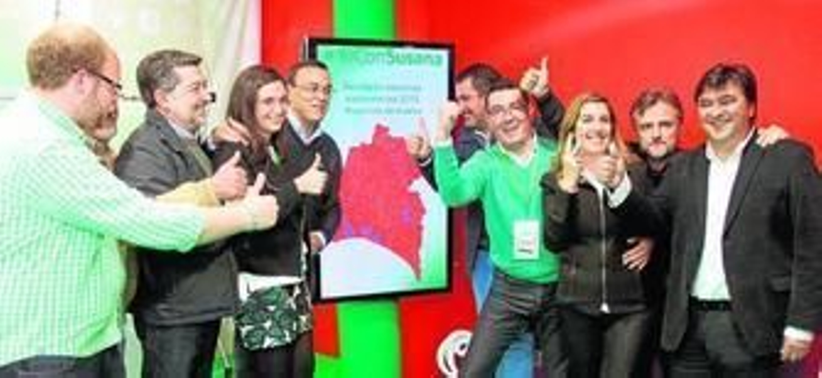 Los socialistas onubenses celebran los resultados delante del mapa provincial que refleja el elevado número de municipios con victoria del PSOE.