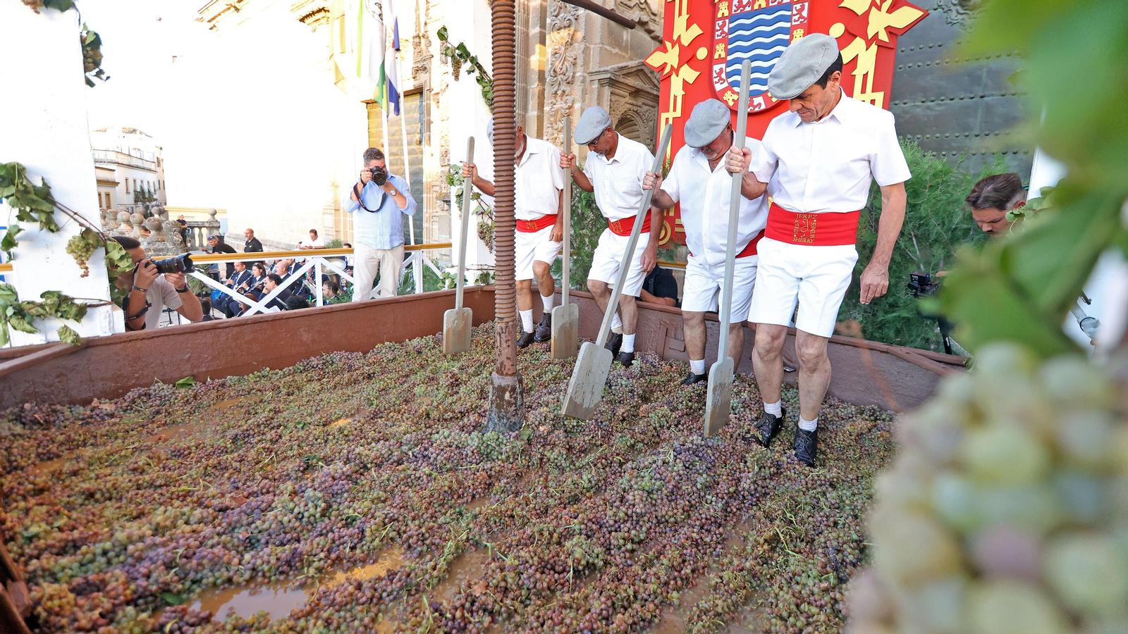 Tradicional Pisa de la Uva en la Catedral de Jerez 2023