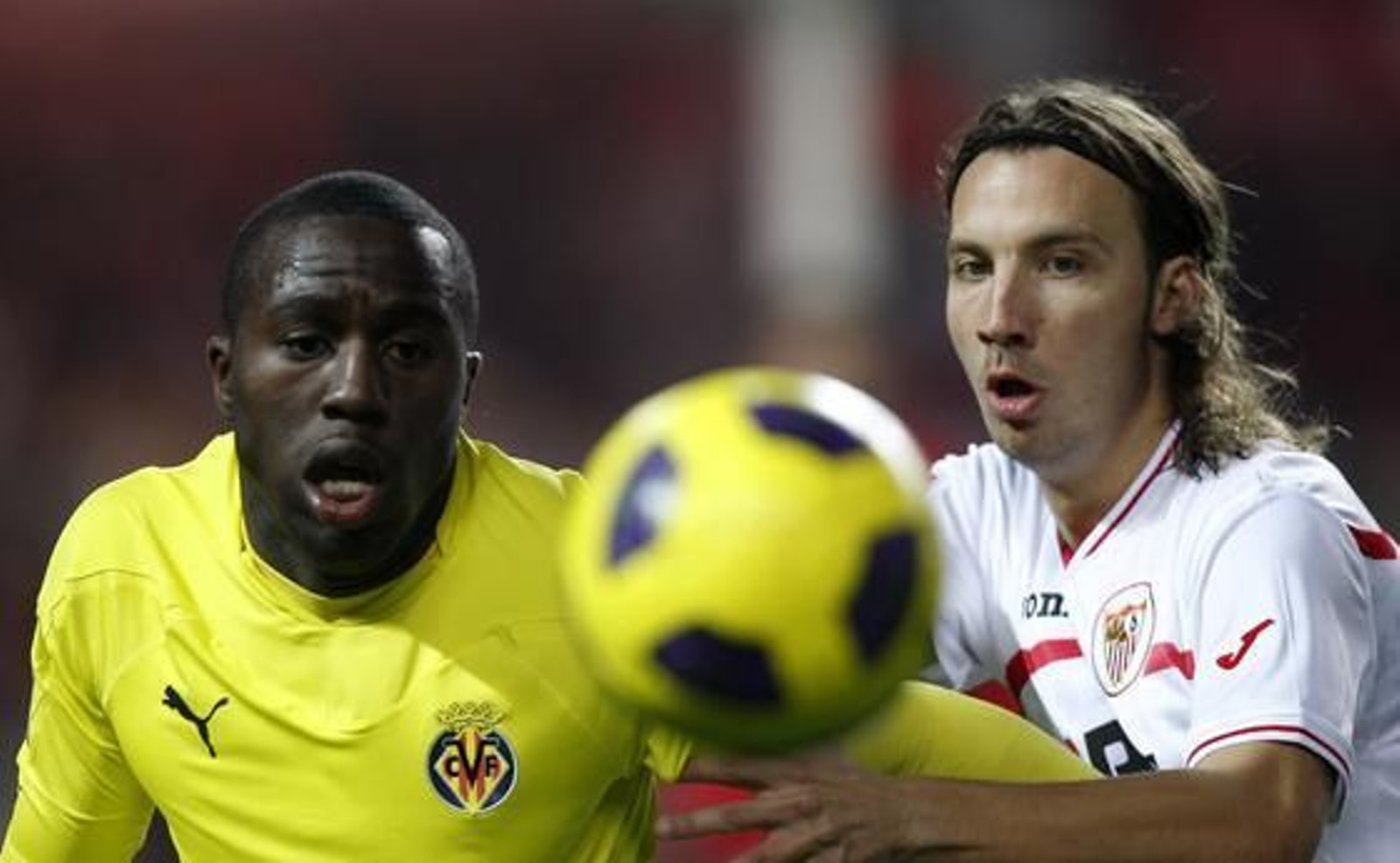 El Sevilla celebra la vuelta de Sergio Sánchez a los terrenos de juego con el pase a las semifinales de Copa del Rey ante el Villarreal (3-0). / Reuters