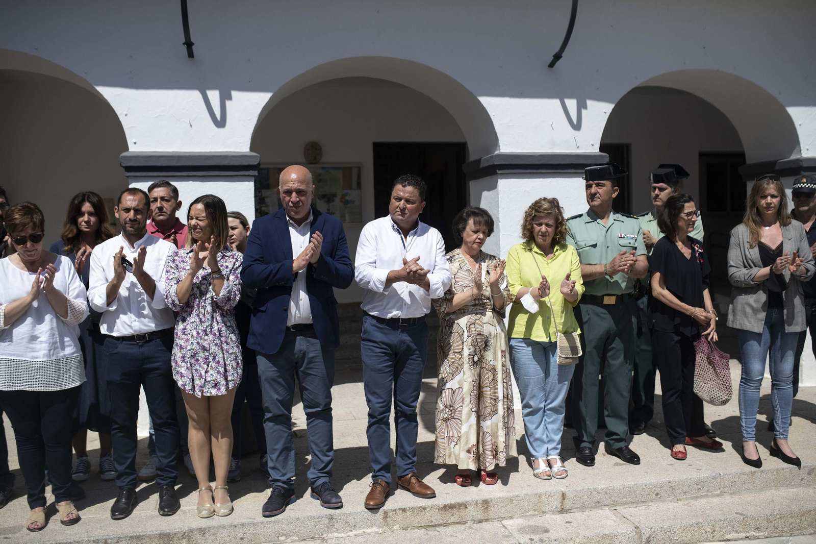 El alcalde de Montemayor, en el centro con camisa blanca, en una concentración contra la violencia machista.