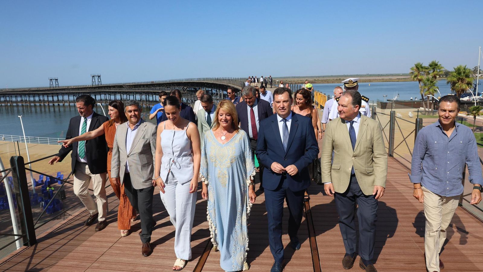 Las autoridades cruzando la nueva pasarela que une el Muelle. Las autoridades cruzando la nueva pasarela que une el Muelle.