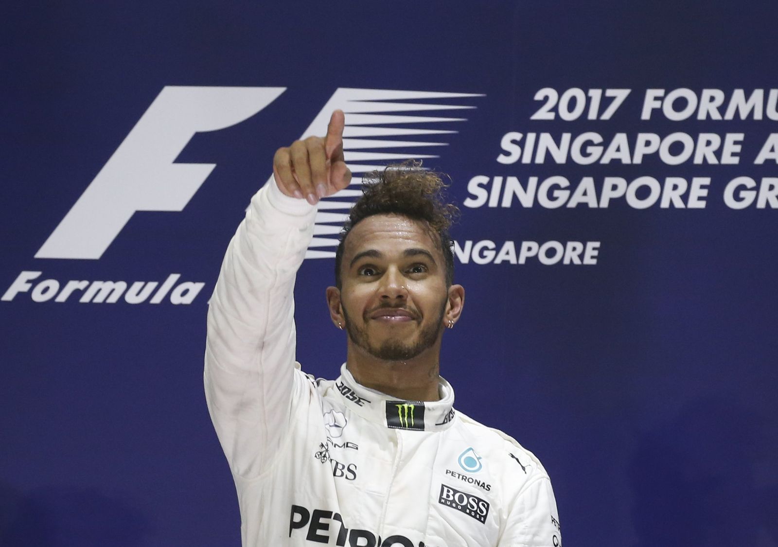 Hamilton, en el podio de Singapur.