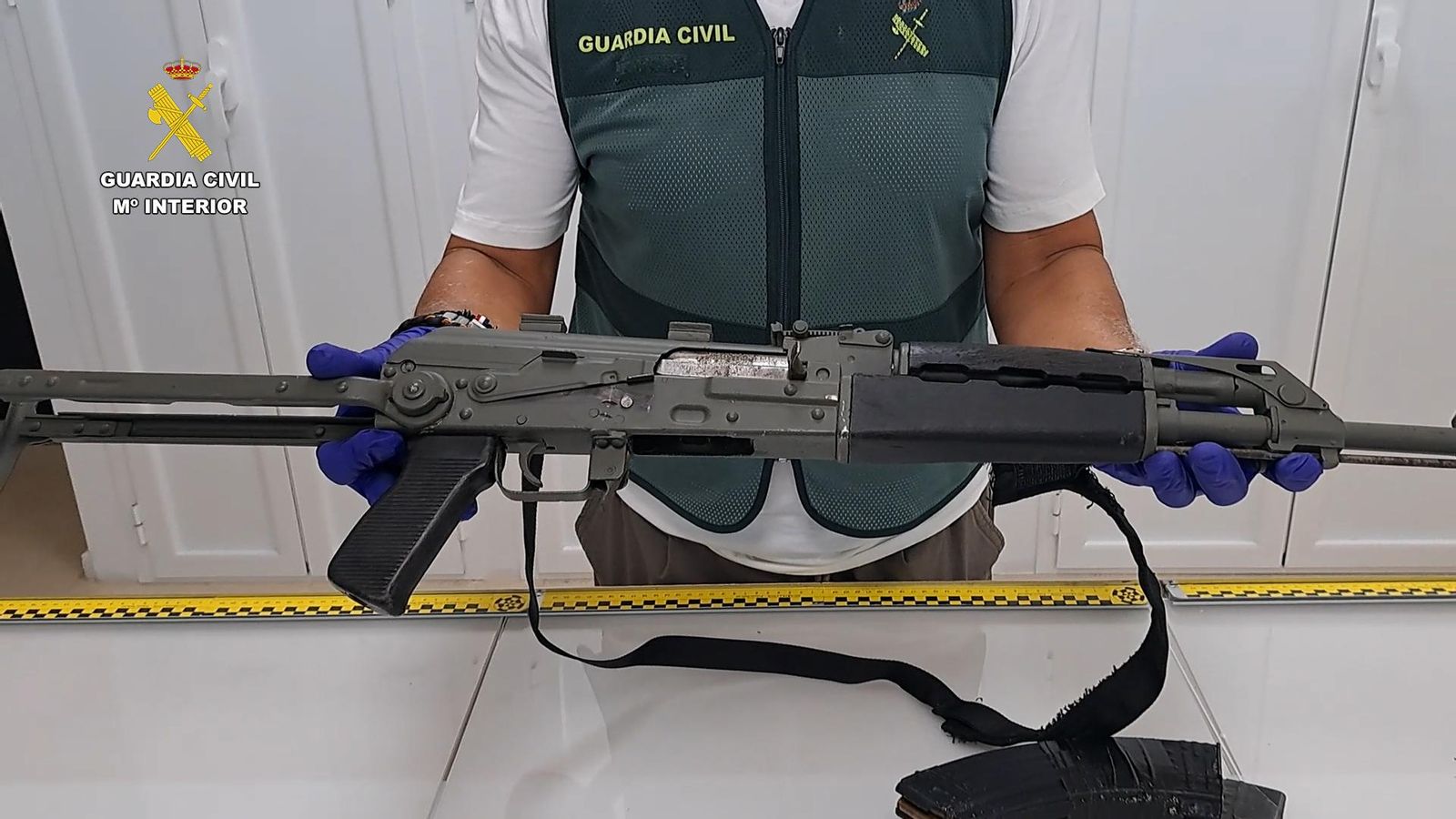 Fusil de asalto intervenido por la Guardia Civil al abortar un alijo de cocaína en Barbate. Fusil de asalto intervenido por la Guardia Civil al abortar un alijo de cocaína en Barbate.