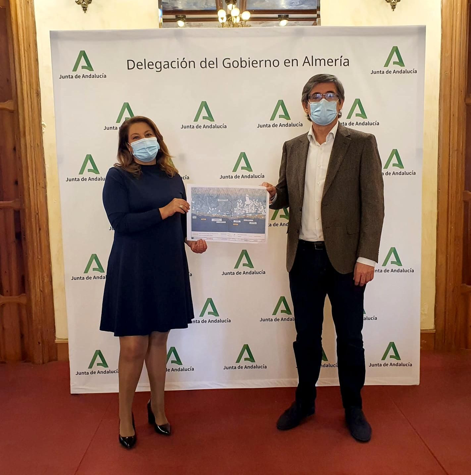 La consejera de Desarrollo Sostenible y el alcalde de Adra.