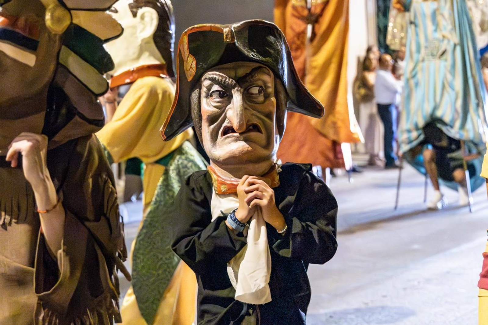 Pasacalles inaugural, fuegos artificiales e iluminación de la portada de feria y del recinto ferial de la Feria de San Bartolomé en Martos