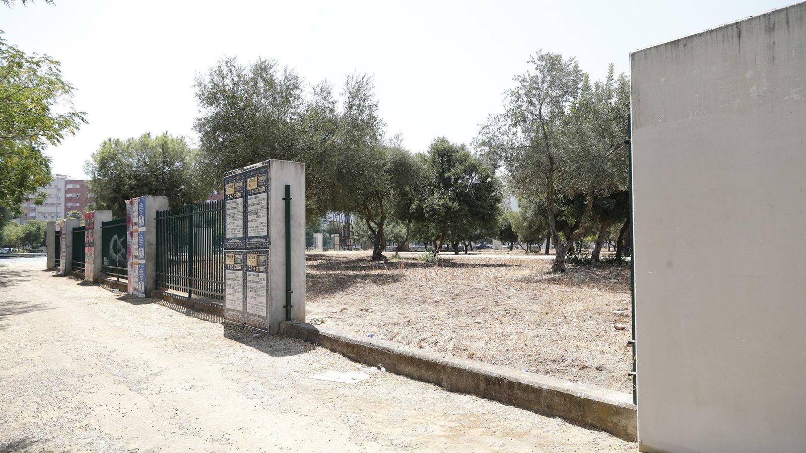 Parte de la valla que sobrevive en el lateral del carrefour Macarena, en una imagen tomada esta semana.