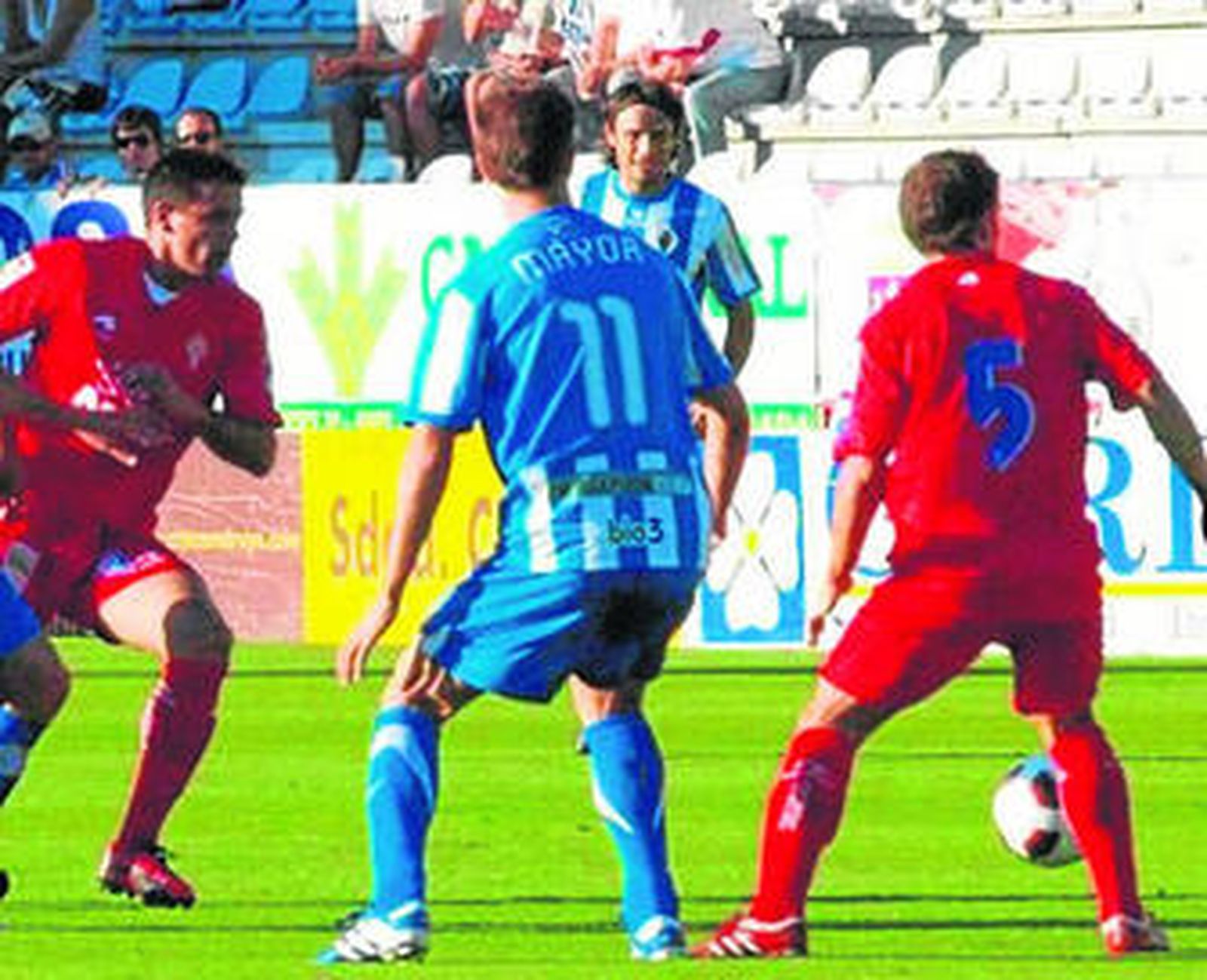 Máyor, de espalda, en una acción de la primera parte.