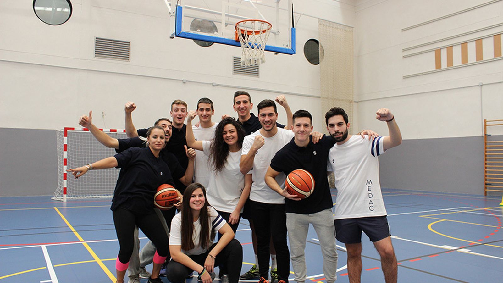 Foto de familia de los asistentes.
