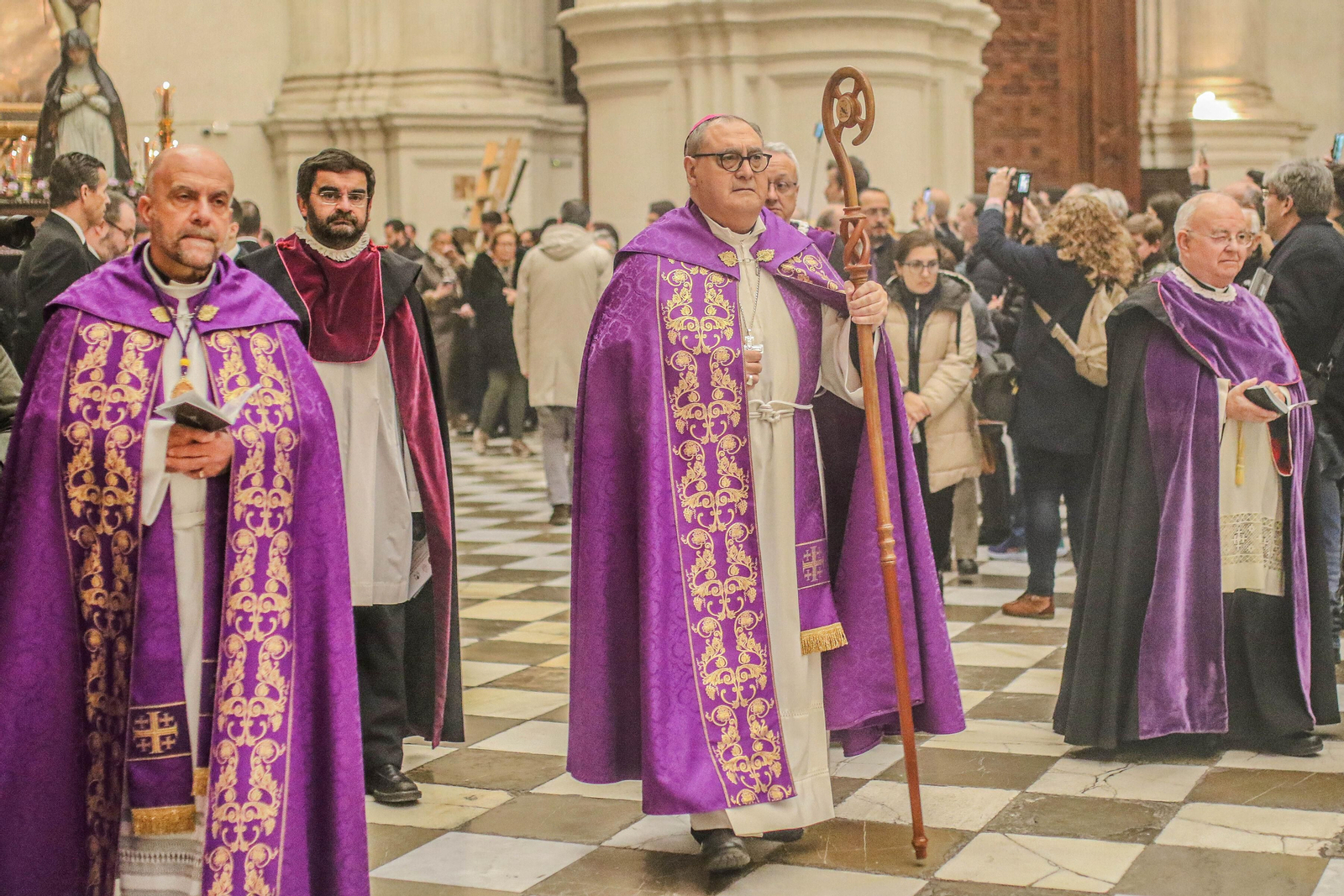 Fotogalería | El vía crucis de las cofradías de Granada en imágenes