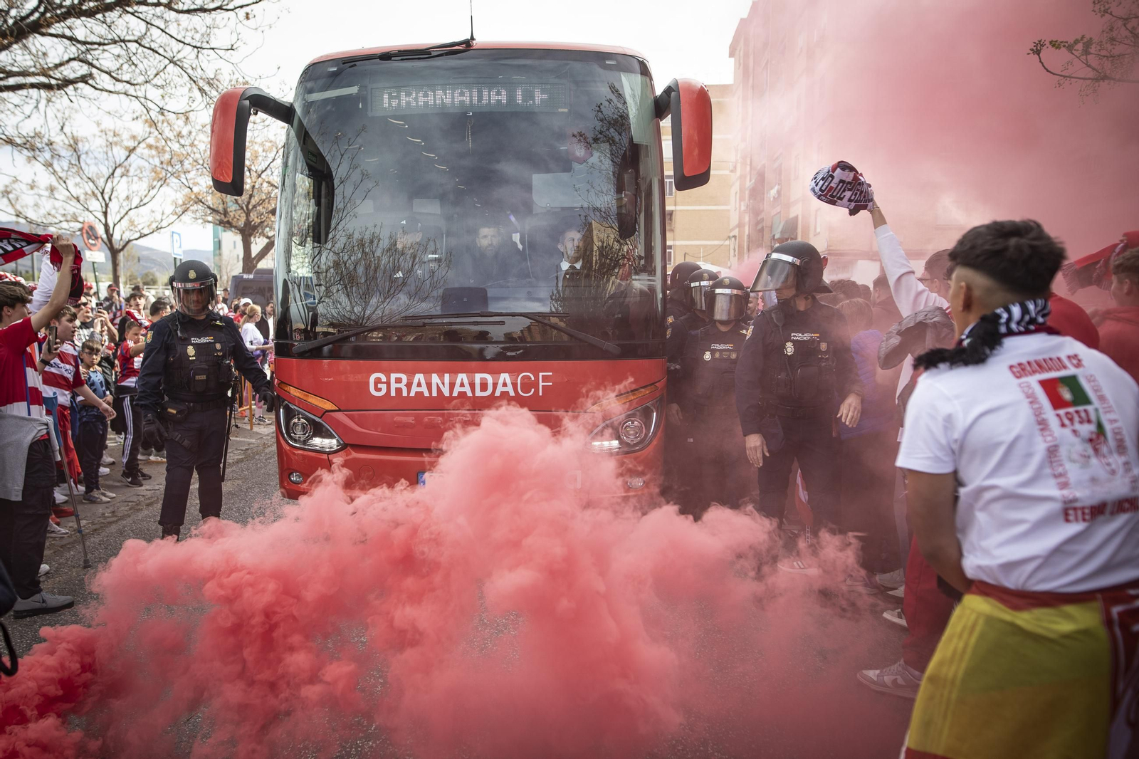 Encuéntrate en el recibimiento al Granada y la grada de Los Cármenes
