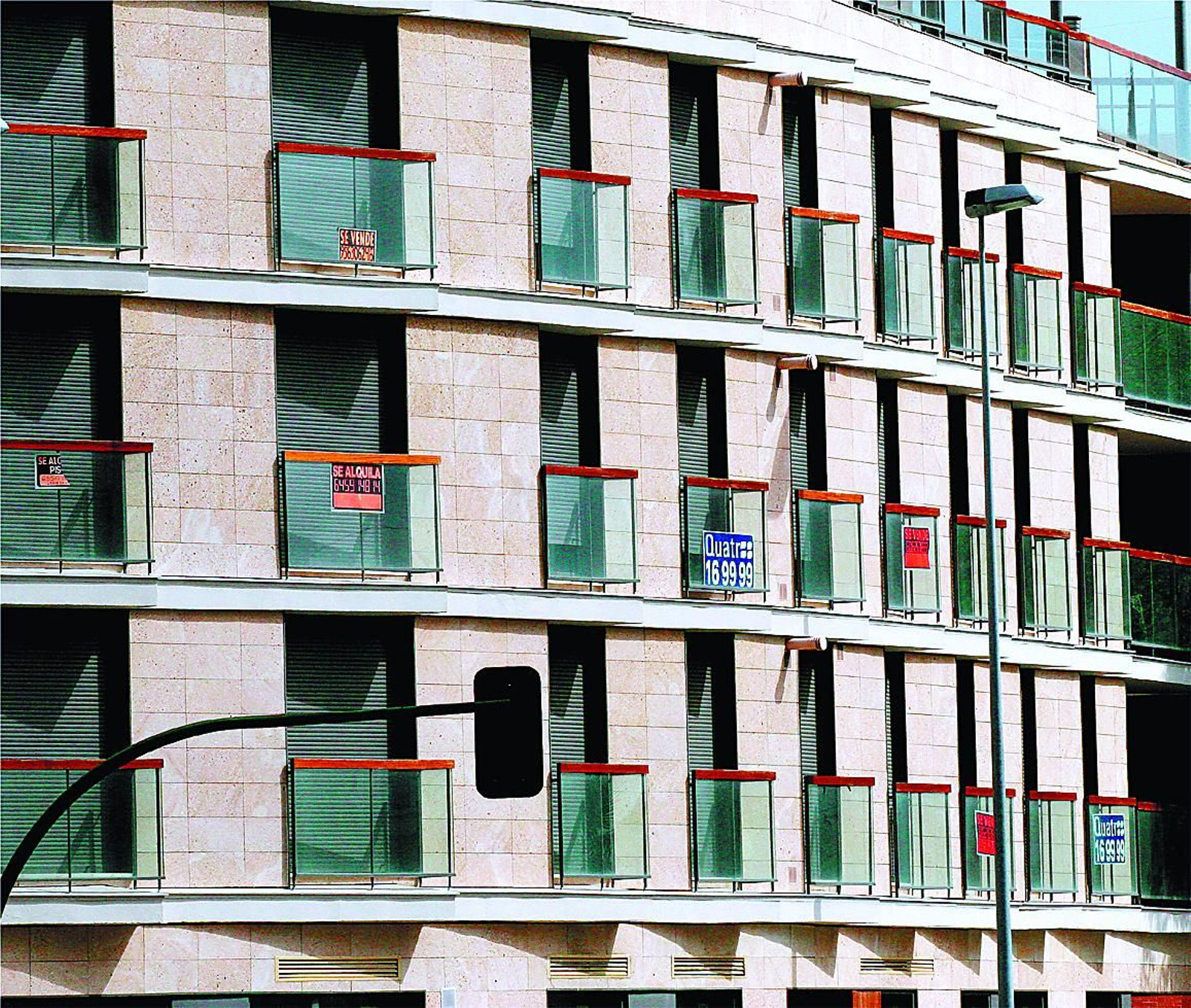 Imagen de archivo de carteles de viviendas en venta y alquiler en un edificio de Jerez.