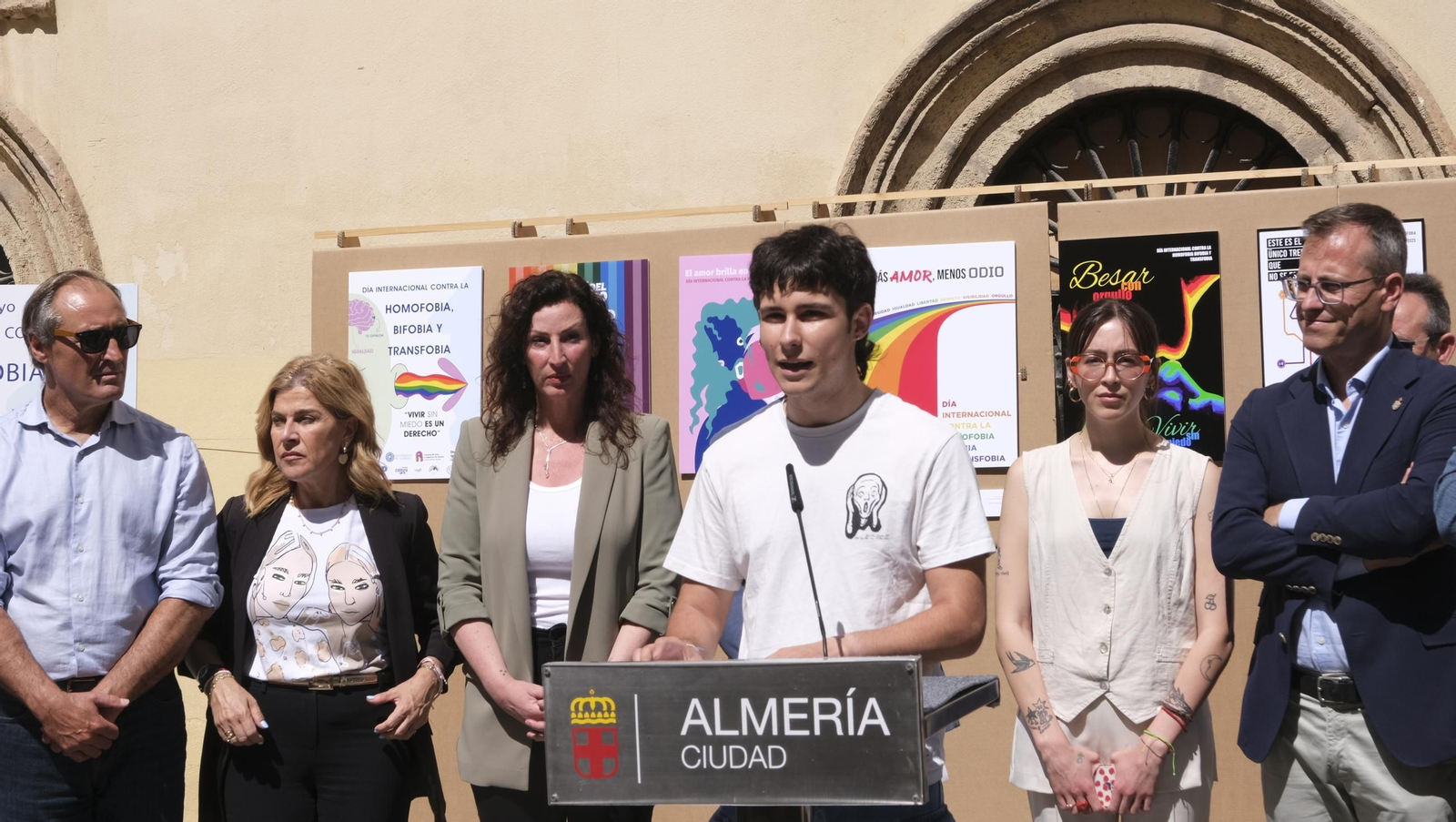 Lectura del manifiesto del Día Internacional contra la Homofobia en Almería, en imágenes