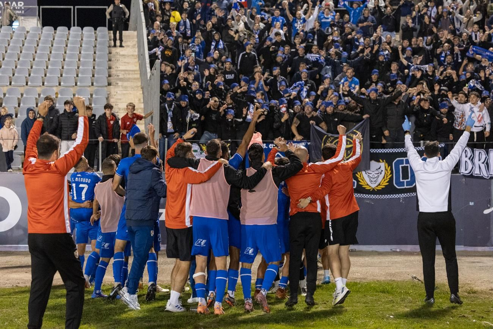 El plantel linarense celebra con su afición el triunfo en el derbi.