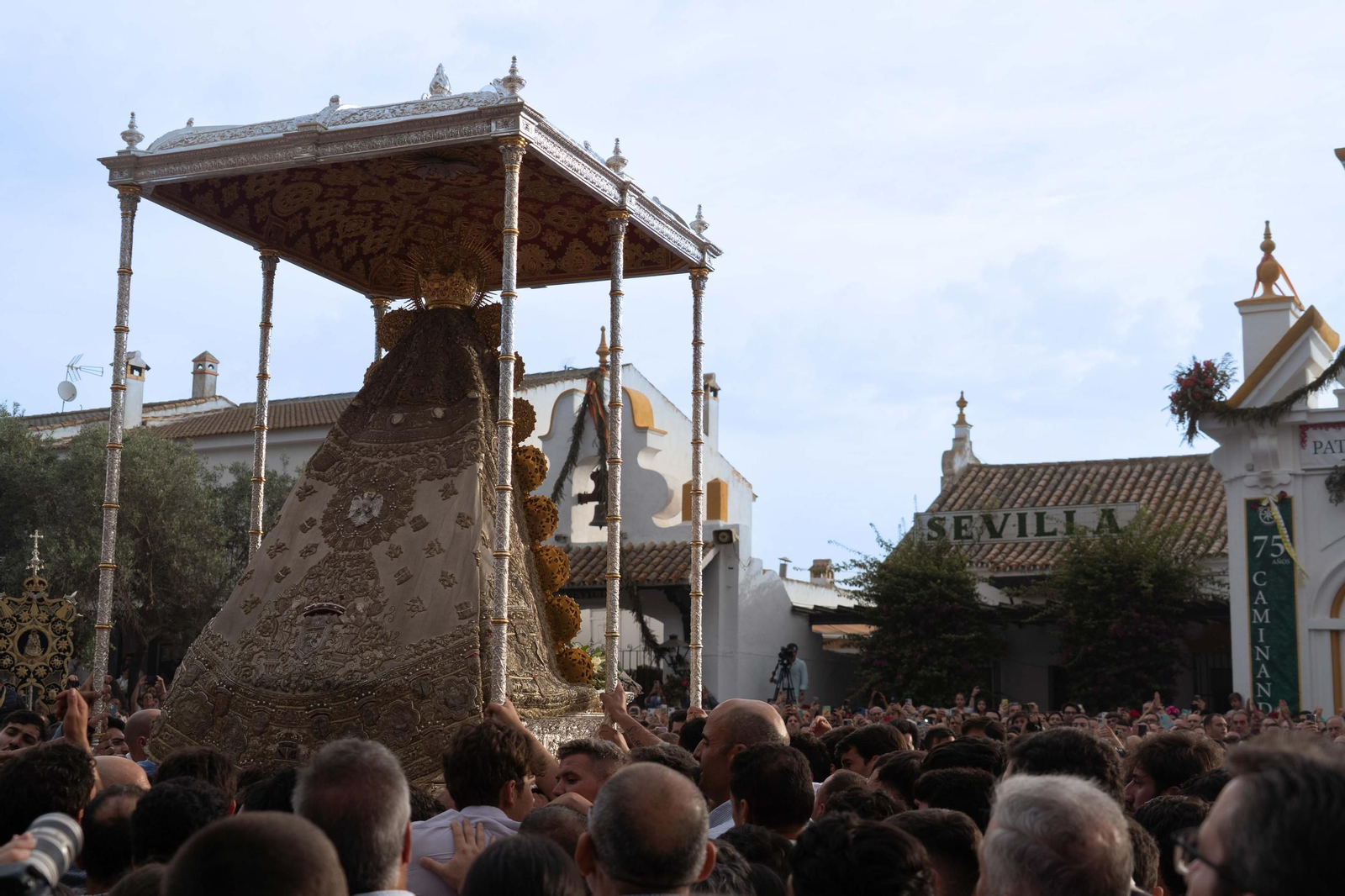 El Rocío 2025: La procesión de la Virgen del Rocío el lunes de Pentecostés en imágenes