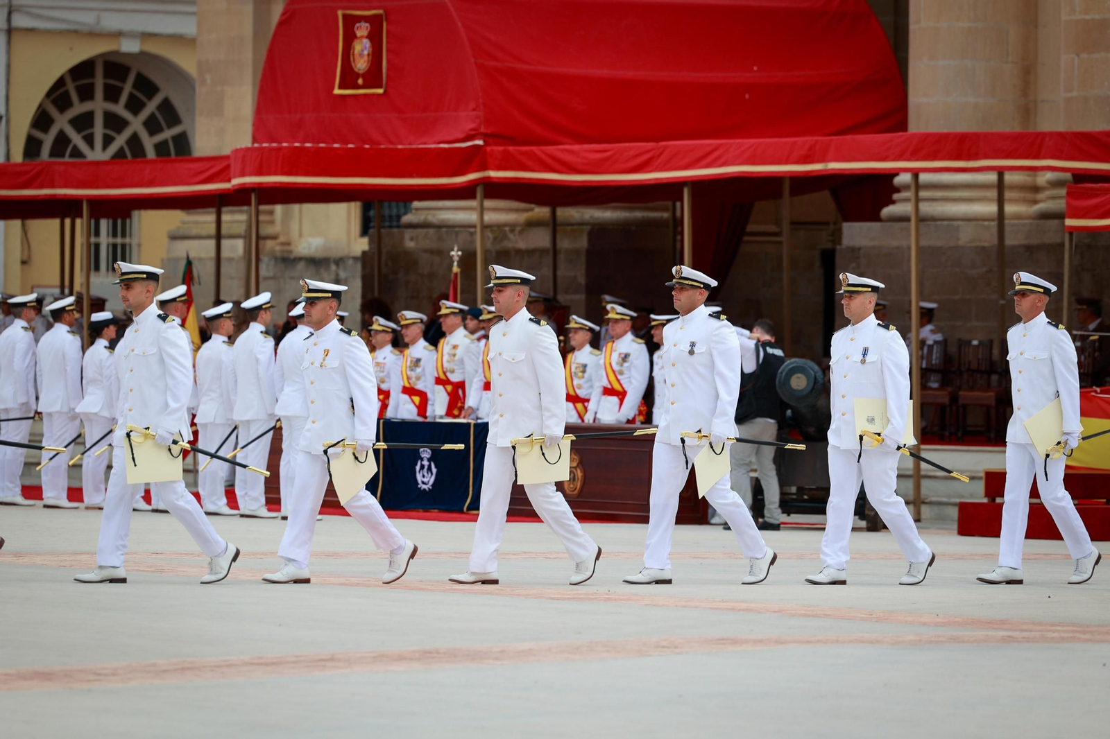 Las imágenes de la entrega de despachos a los nuevos suboficiales de la Armada que ha presidido el Rey en San Fernando