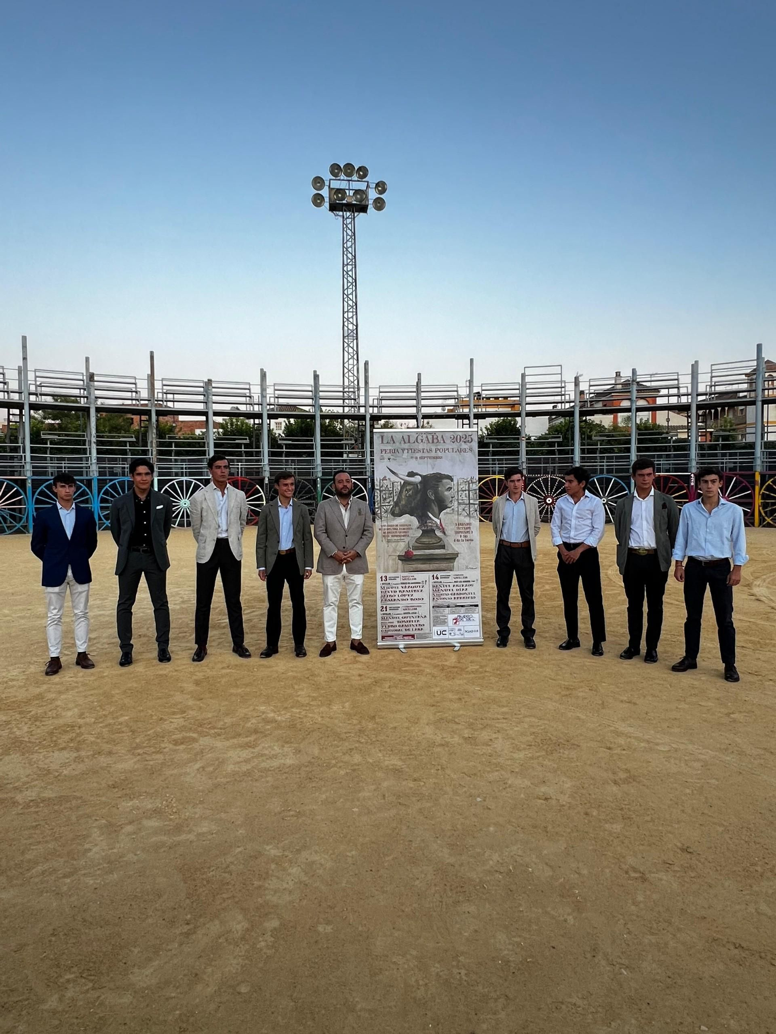 El ruedo del singular coso de La Algaba acogió la presentación del nuevo ciclo taurino.