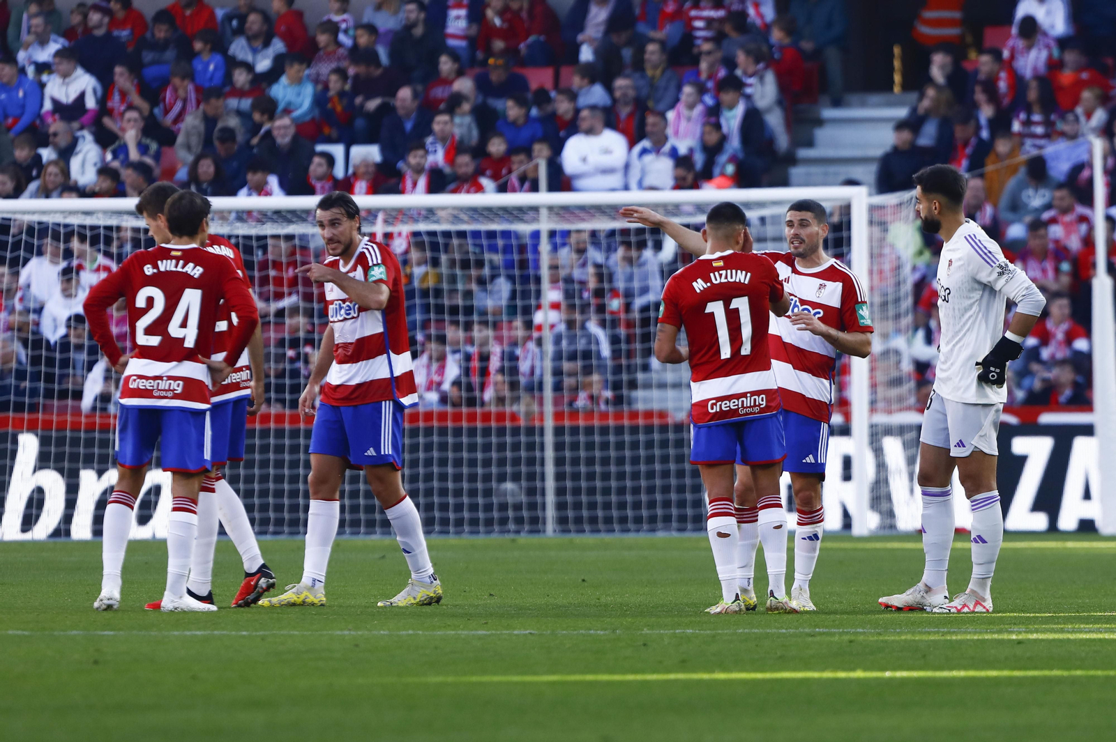 Los jugadores esperan la reanudación del partido Los jugadores esperan la reanudación del partido
