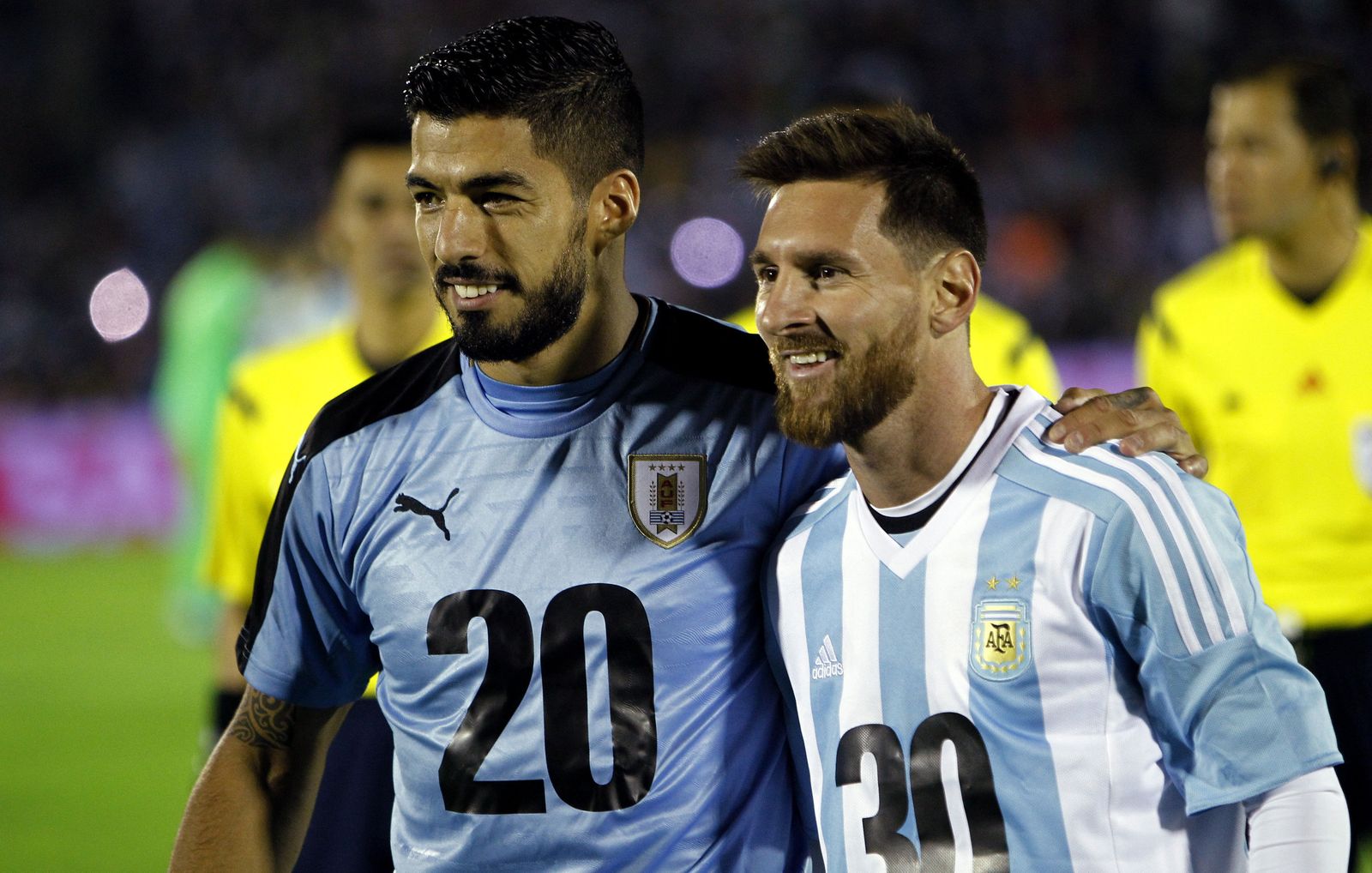 Luis Suárez y Leo Messi, posando antes del partido clasificatorio para el Mundial disputado en Montevideo.
