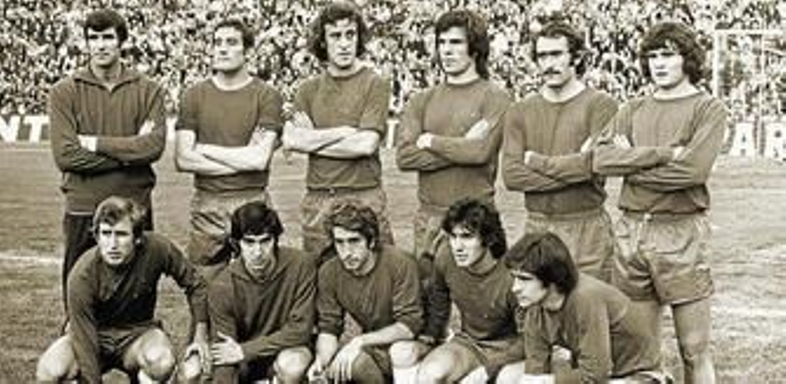 La selección, en un entrenamiento previo al partido con Rumanía. Arriba: Iríbar, Castellanos, Del Bosque, Cortabarría, Pirri y Camacho. Abajo: Rexach, Gárate, Velázquez, Santillana y Rojo. Castellanos y Cortabarría no serían luego titulares.