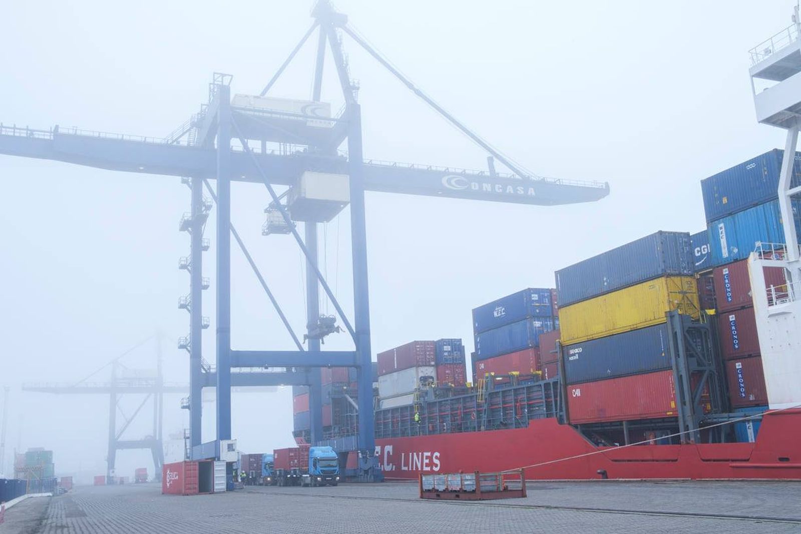 La espesa niebla obliga a cerrar el puerto de Cádiz