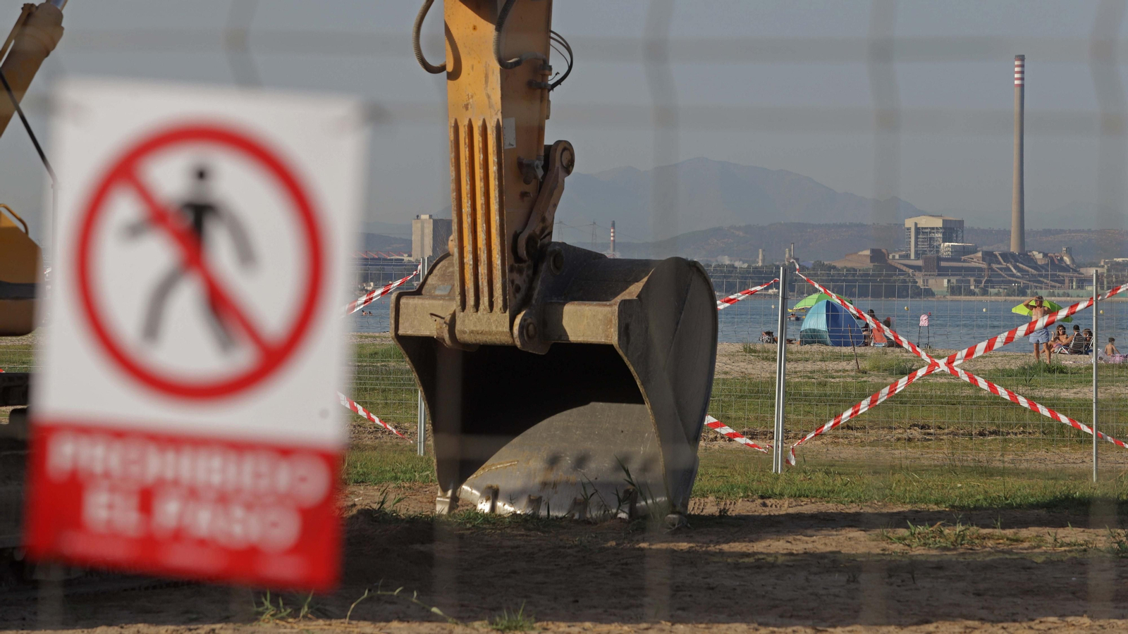 Fotos de los preparativos para el trasvase de arena en la playa de El Rinconcillo en Algeciras