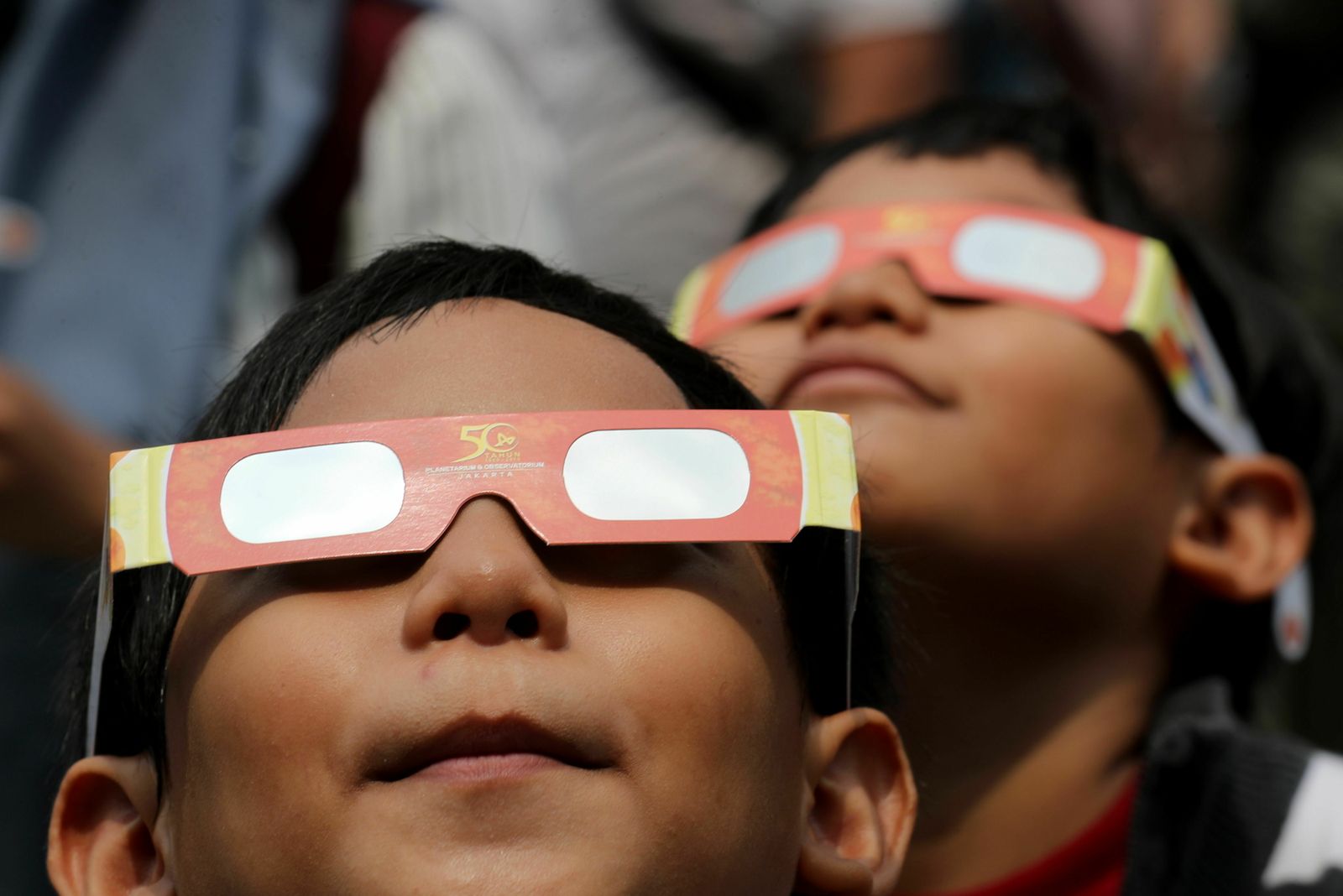 Las imágenes del último eclipse solar de la década