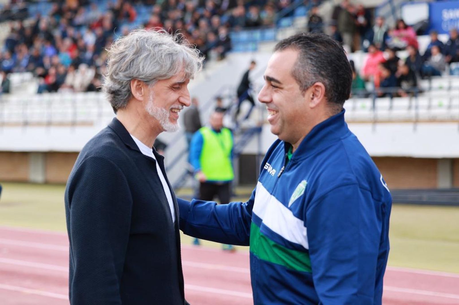 Germán Crespo y Pablo Alfaro se saludan antes del inicio del encuentro.
