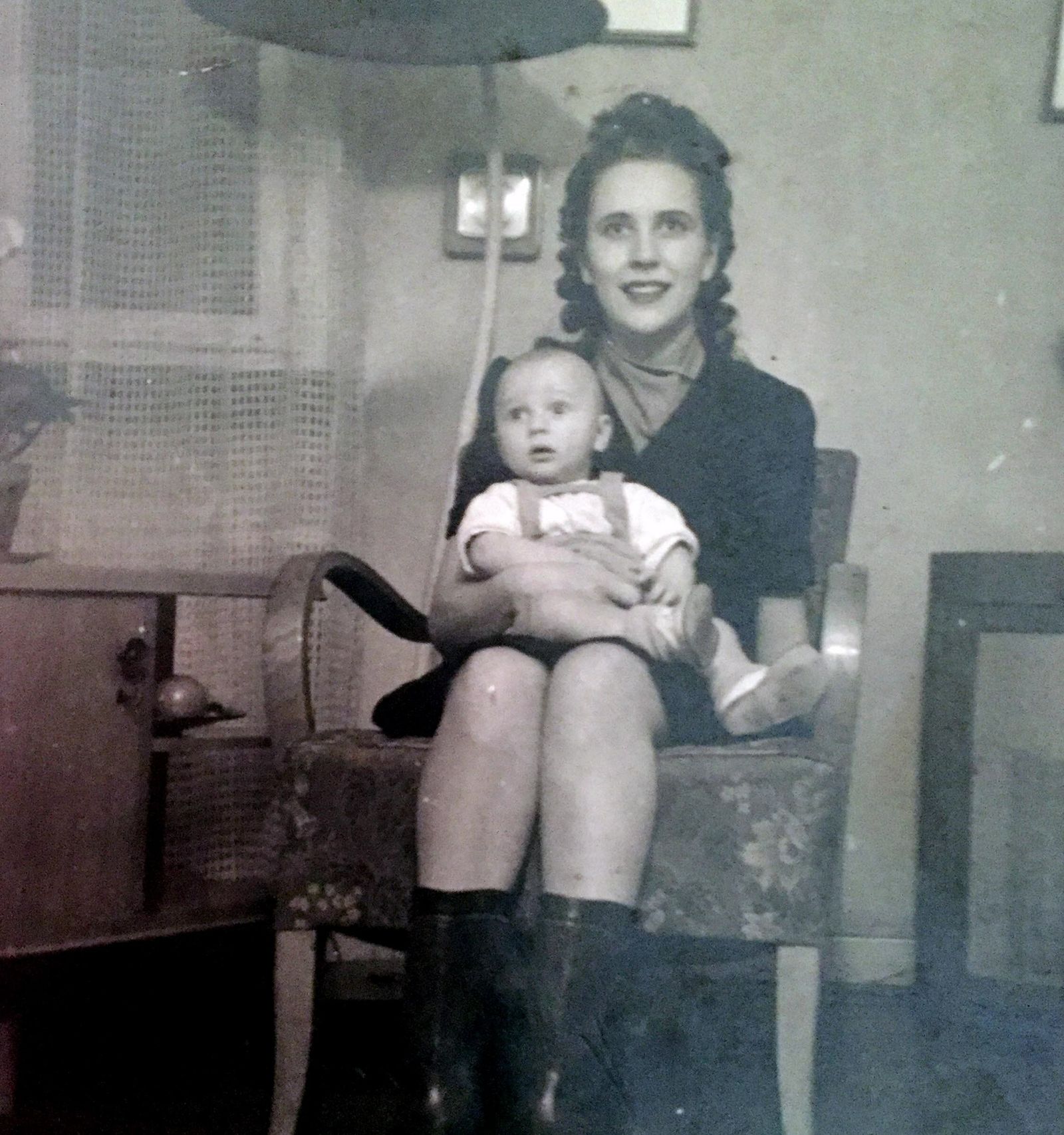 Irmgard con su hijo Fred en 1948