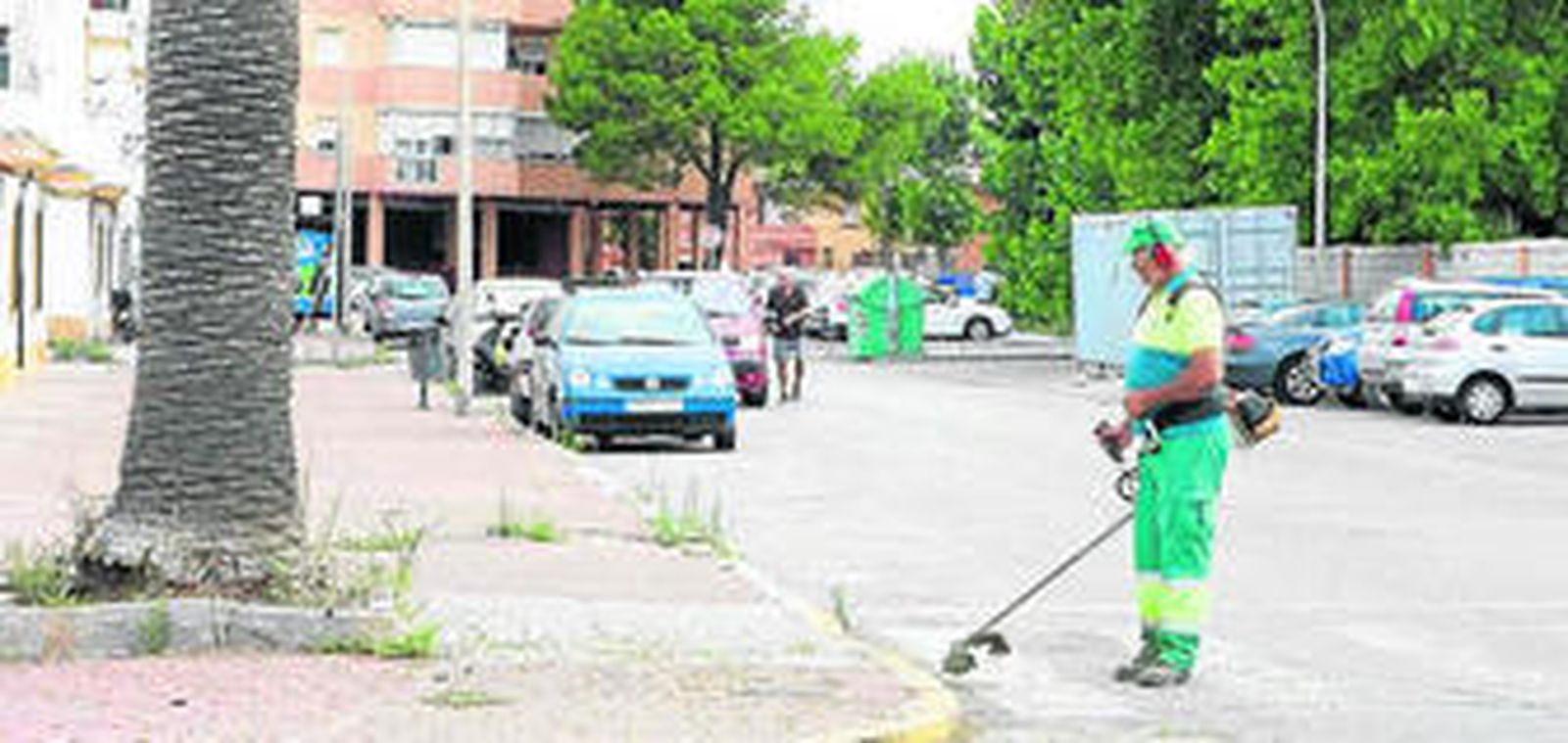 Un operario de Jardines realiza trabajos en Mondéjar.