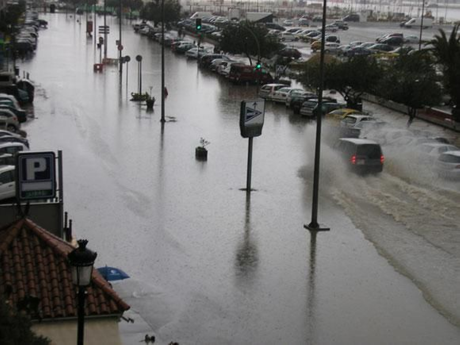 El paseo marítimo también se ha visto afectado por la lluvia.

Foto: Europa Sur