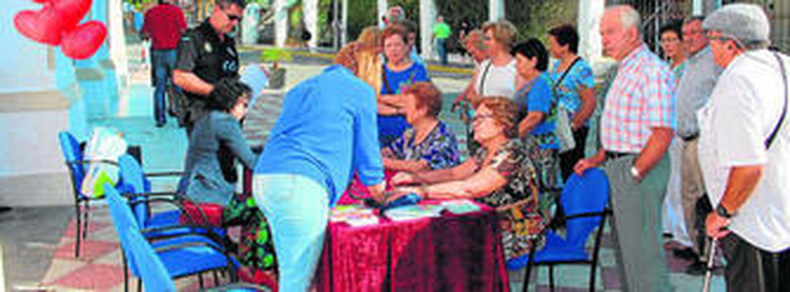 La puerta del Ayuntamiento fue el lugar escogido ayer para tomar la tensión a todos los vecinos.