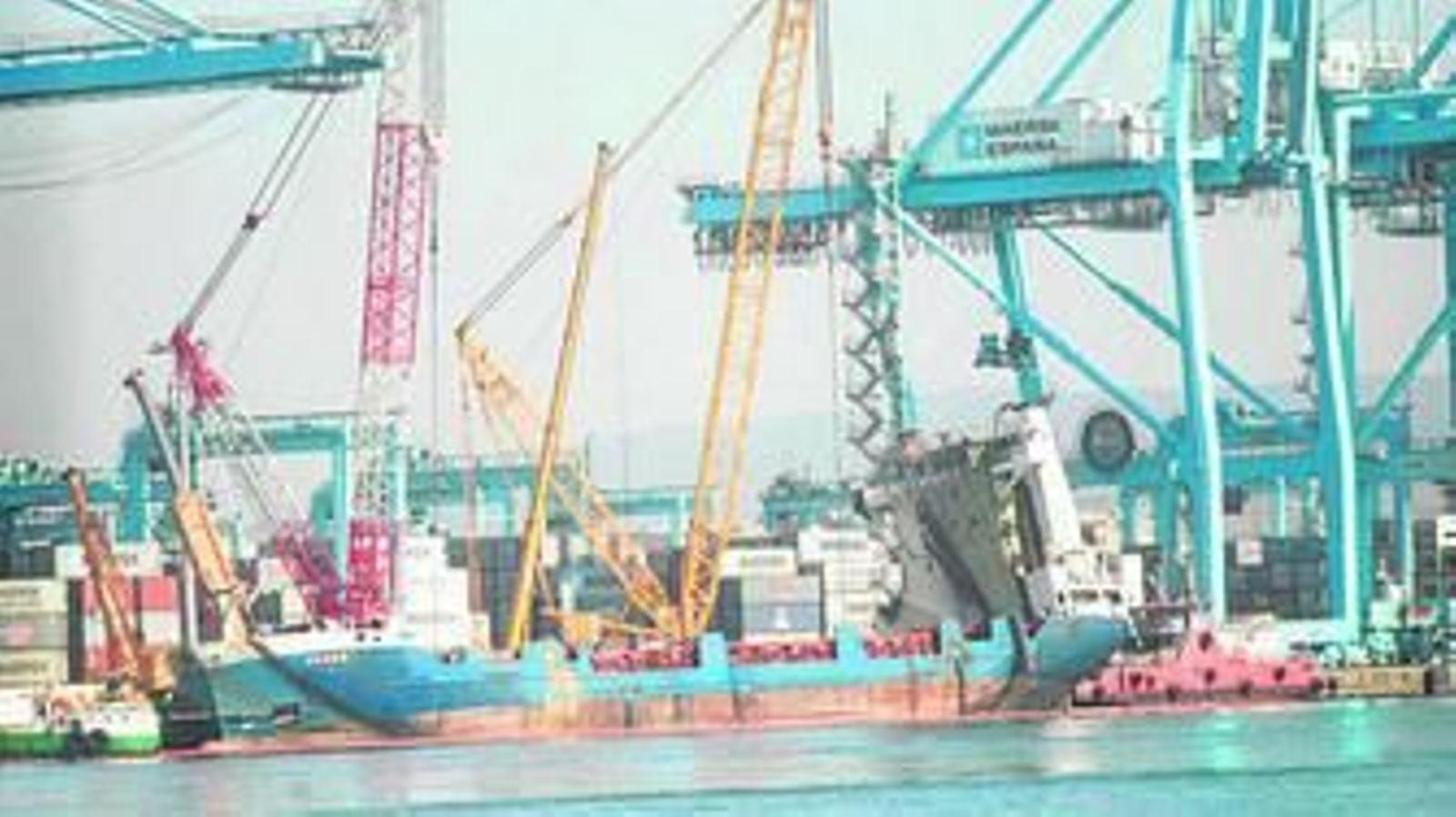 Imagen tomada ayer del buque portacontenedores, aún escorado 10 grados a estribor.