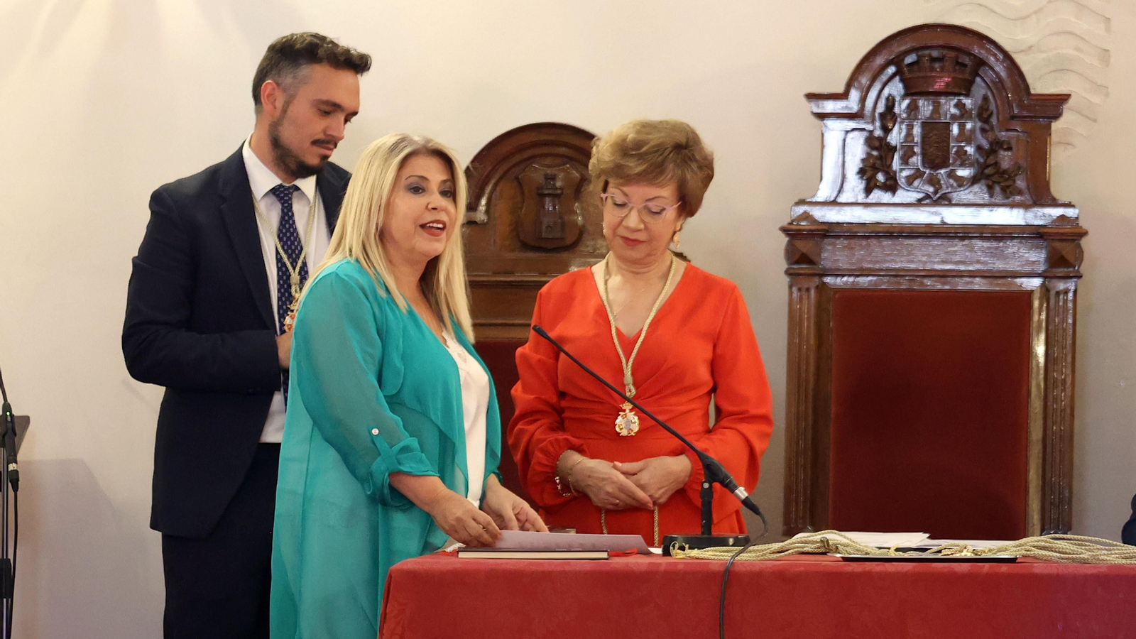 Mamen Sánchez, Carmen Collado y Jesús Alba, durante el pleno de toma de posesión del actual mandato municipal.