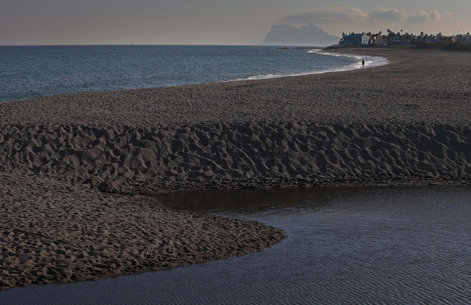 Fotos de la desembocadura del río Guadiaro taponada de nuevo