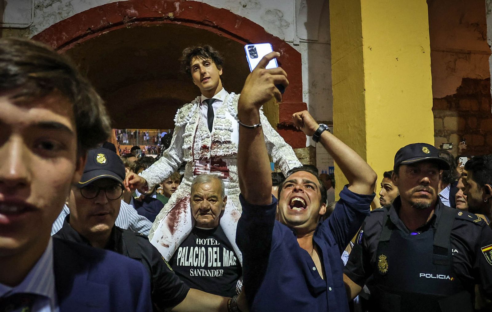Puerta grande para Roca Rey y El Juli en la plaza de toros de Jerez