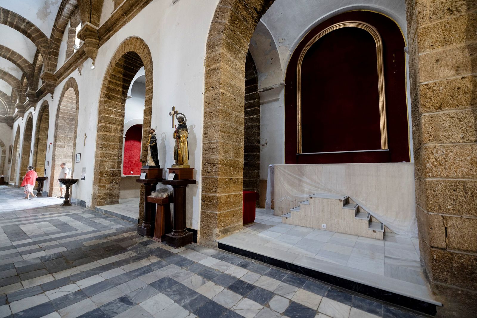 Interior de Santa Cruz, con las capillas de la nave del Evangelio vacías por el inicio de las obras el pasado noviembre.