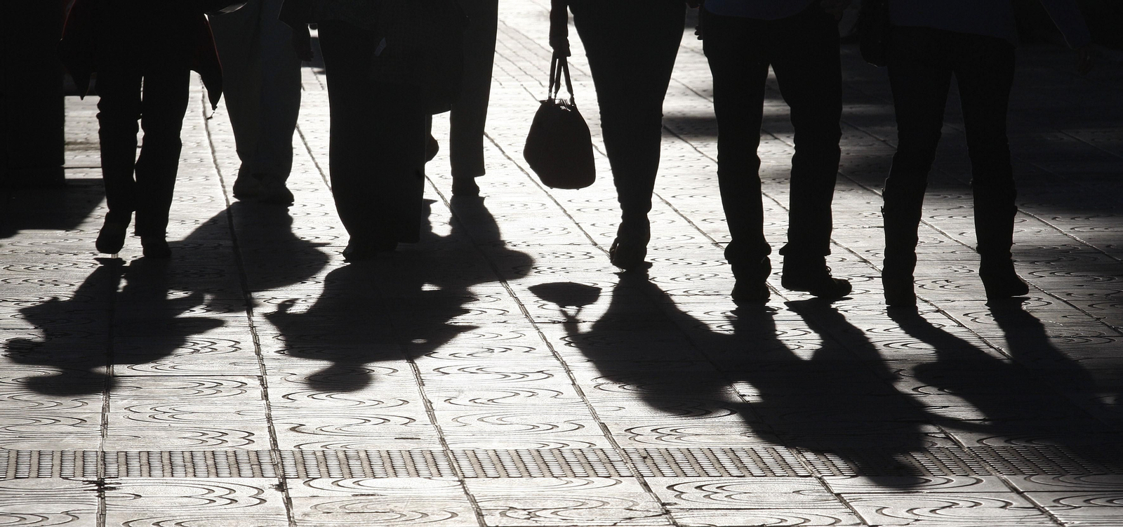 Ciudadanos pasean por el centro de Málaga.