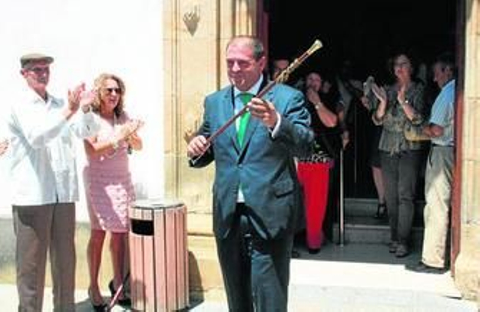Jorge Romero sale del Ayuntamiento de Los Barrios, ya como alcalde de la localidad con el bastón de mando.