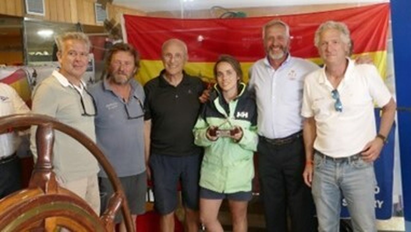 El presidente de la Comisión Naval de Regatas de Cádiz con la tripulación del 'Balboa', ganador absoluto de la XVI edición de la Regata Armada Española.
